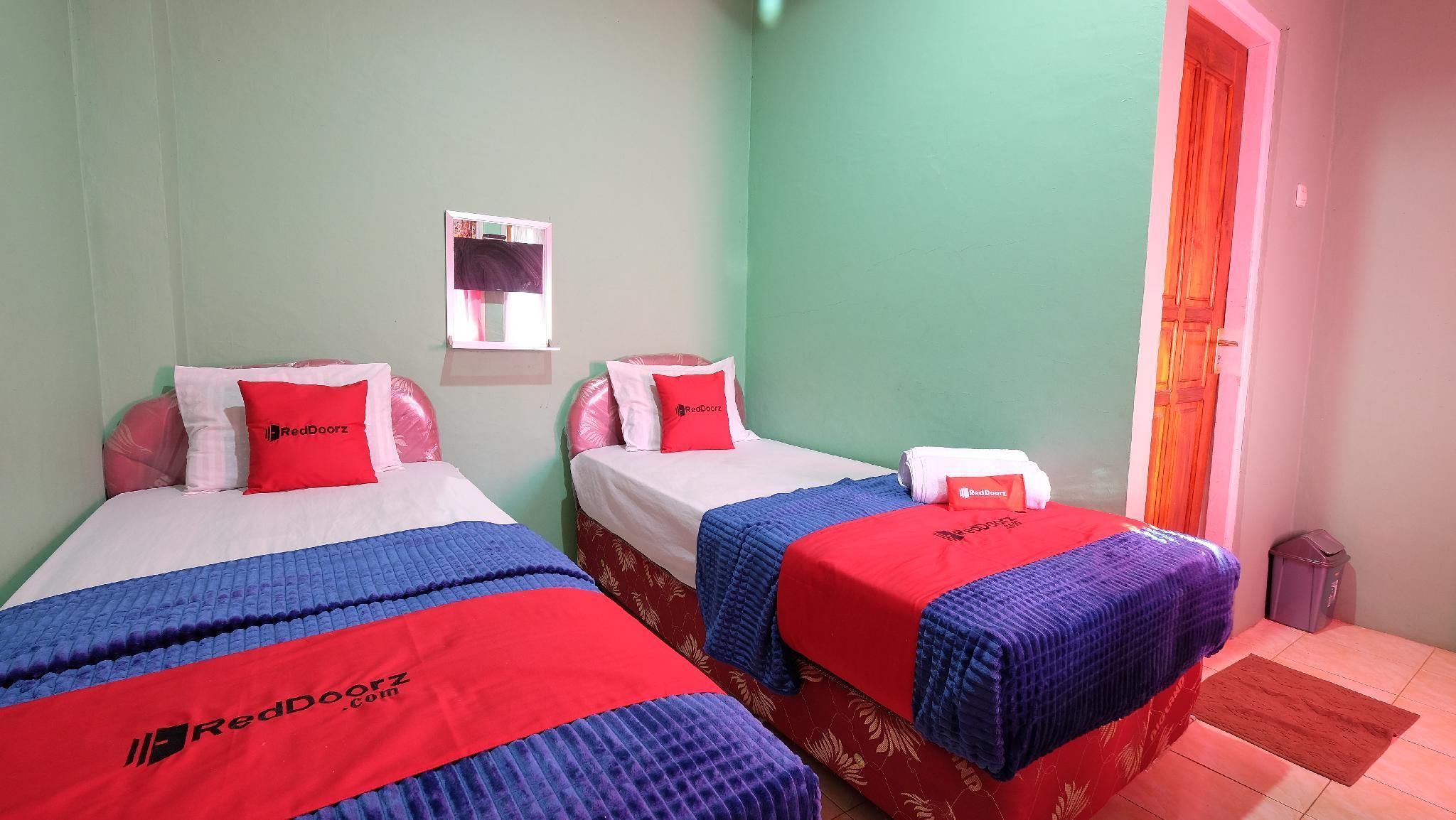 RedDoorz near Mangrove Forest Kupang Twin Room