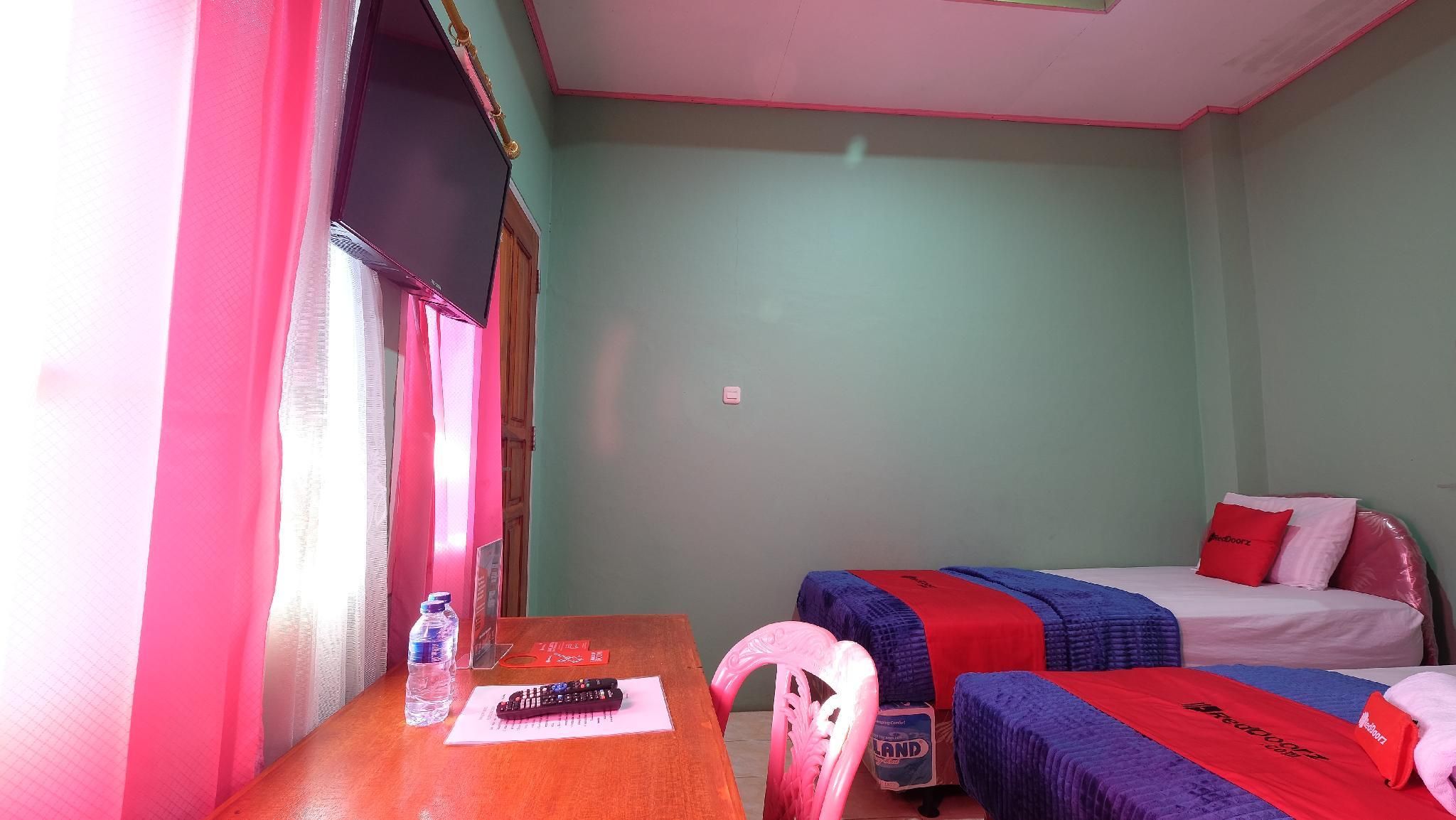 RedDoorz near Mangrove Forest Kupang Twin Room 2
