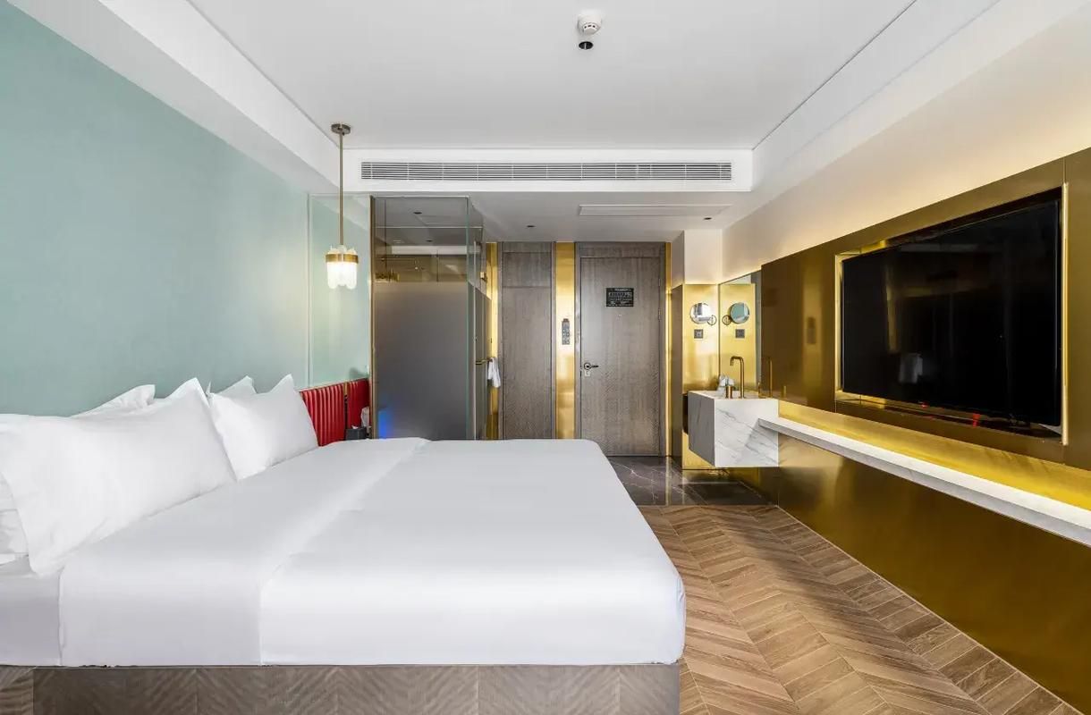 Grand City View King Room