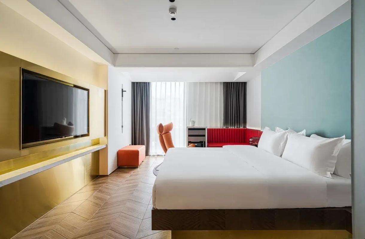 Grand City View King Room