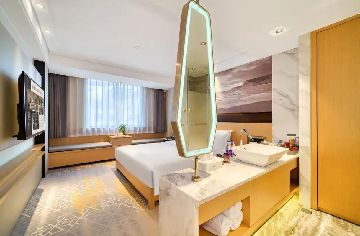 Queen Room with View