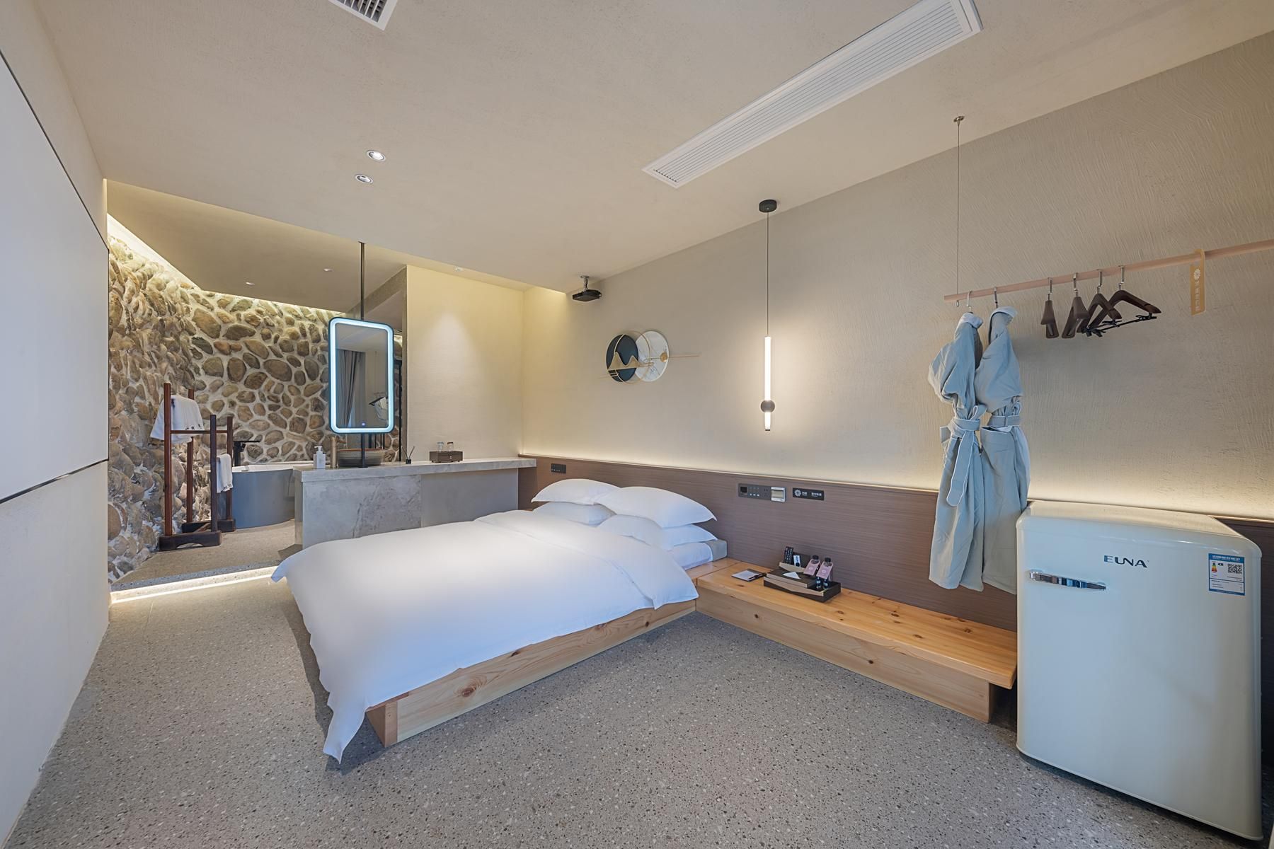 Huazhu - Room With Bed