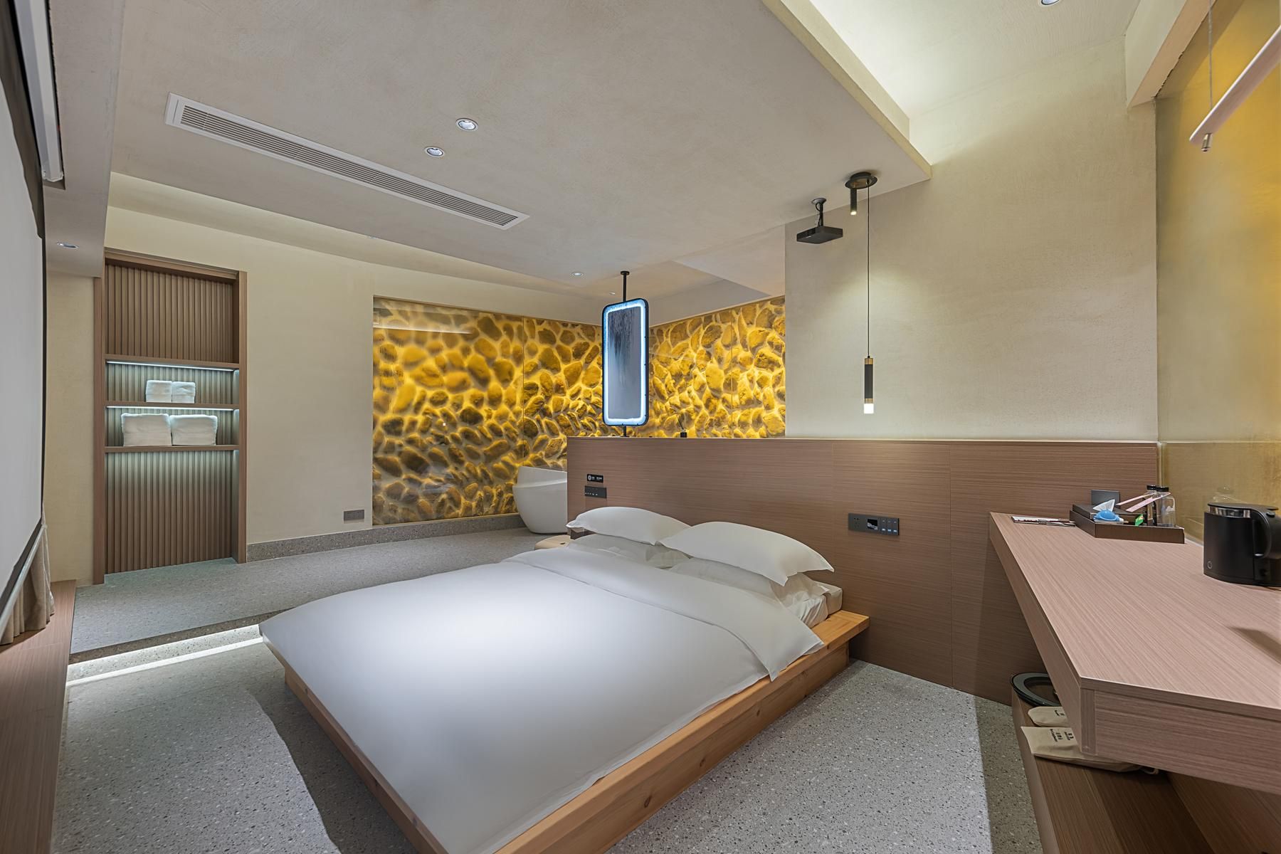GTR - Guest Room with One 1.8M Bed
