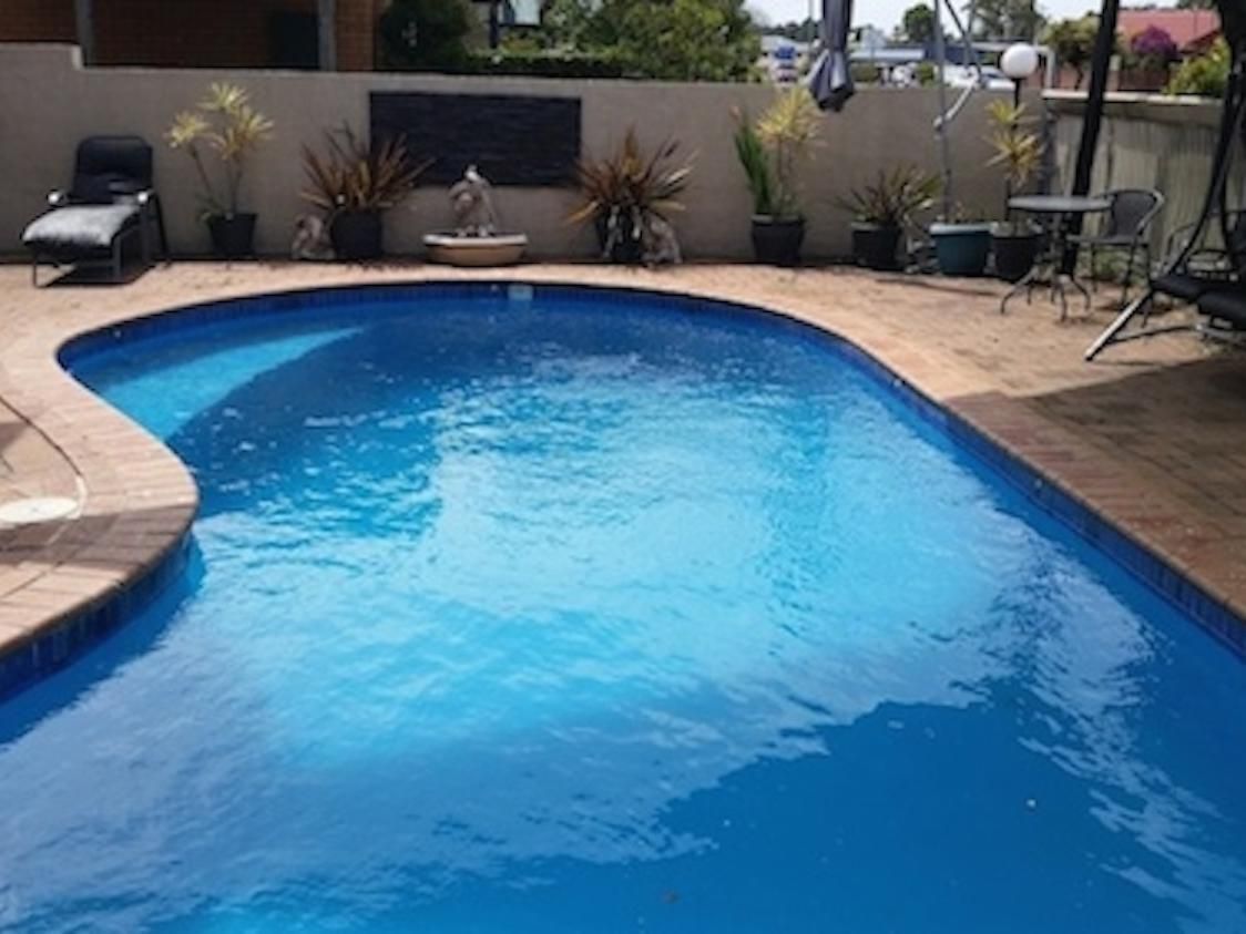 swimming pool [outdoor]