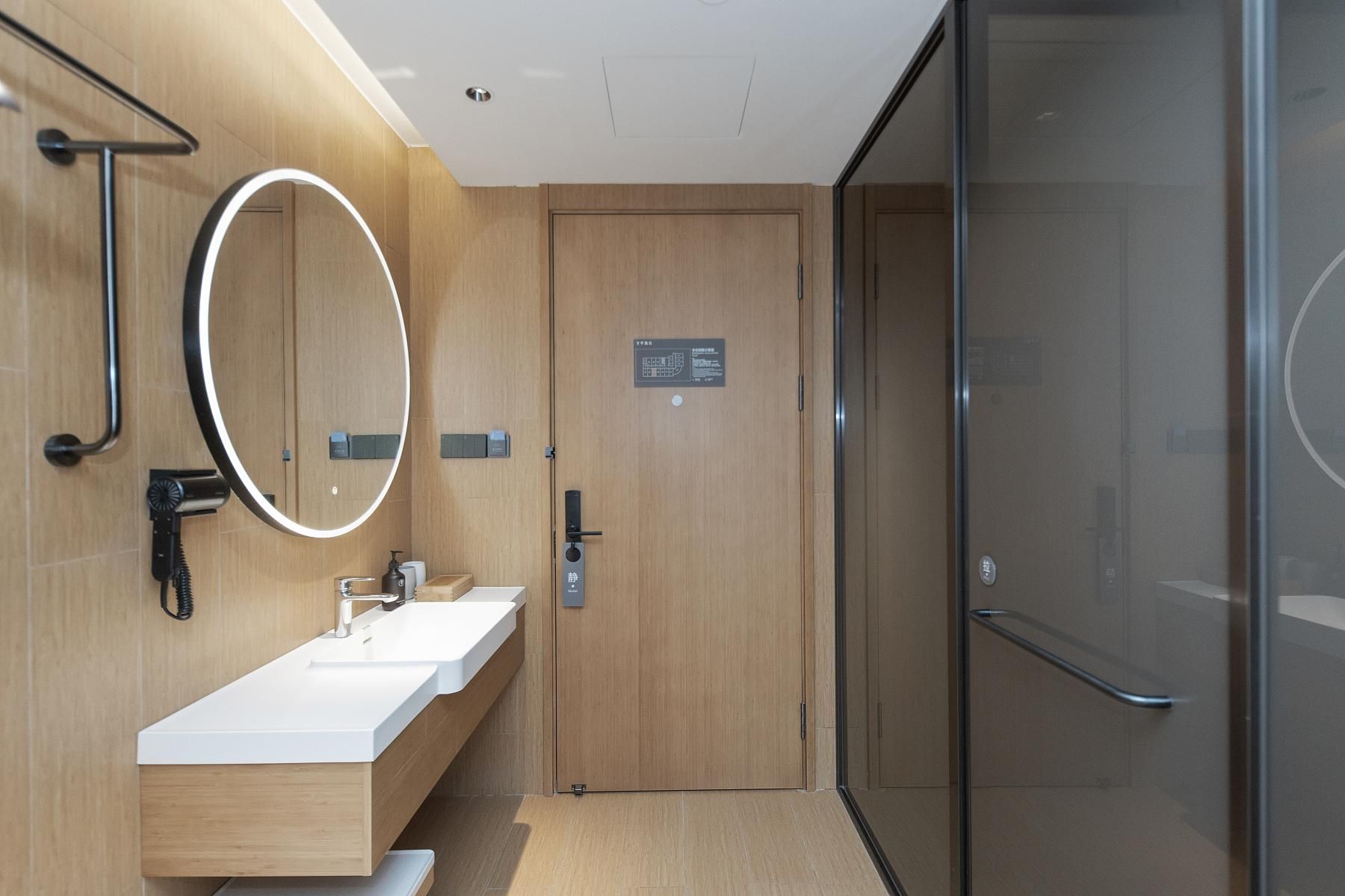 Huazhu - Superior Twin