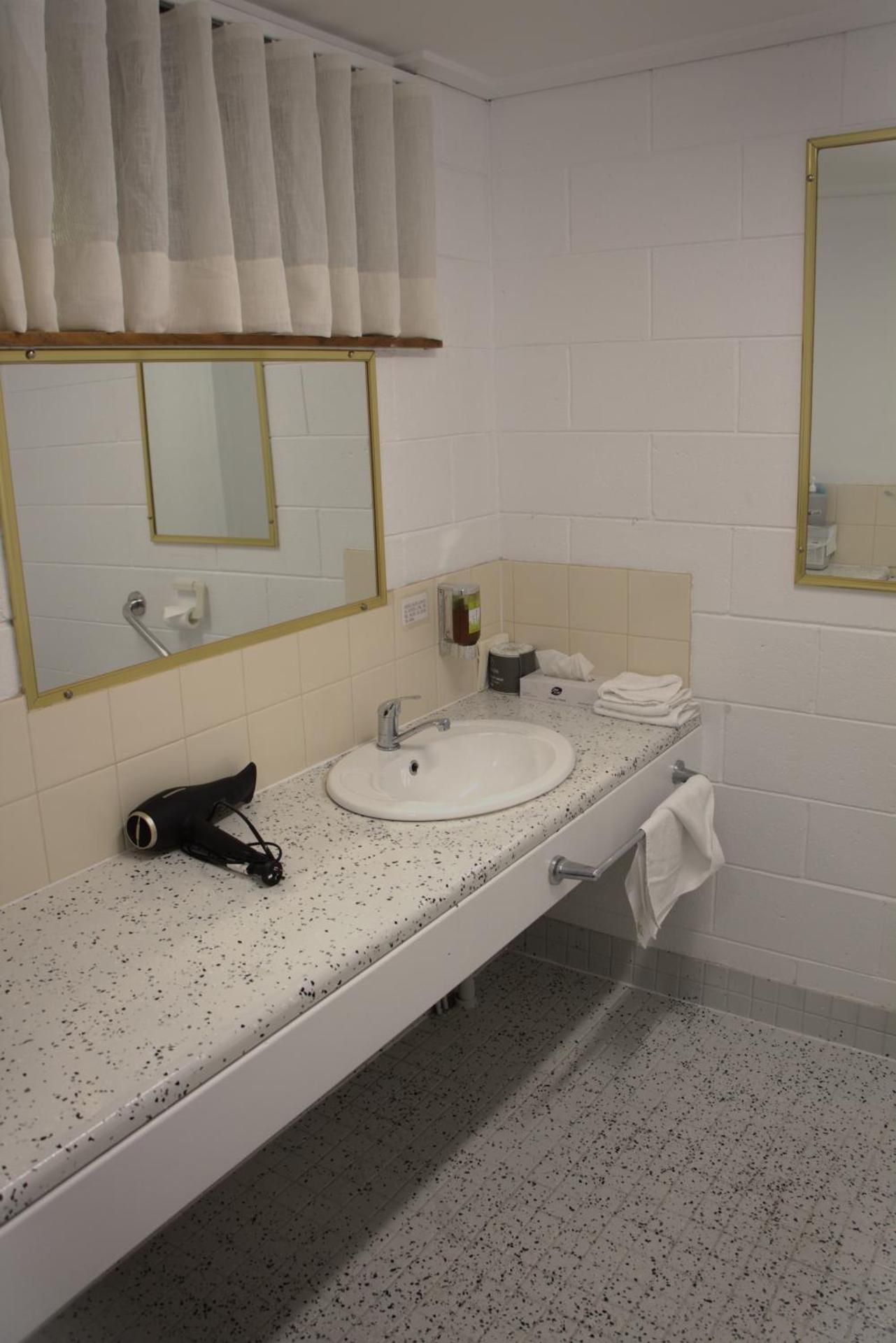 Bendigo Motor Inn Superior Double Twin Room 3