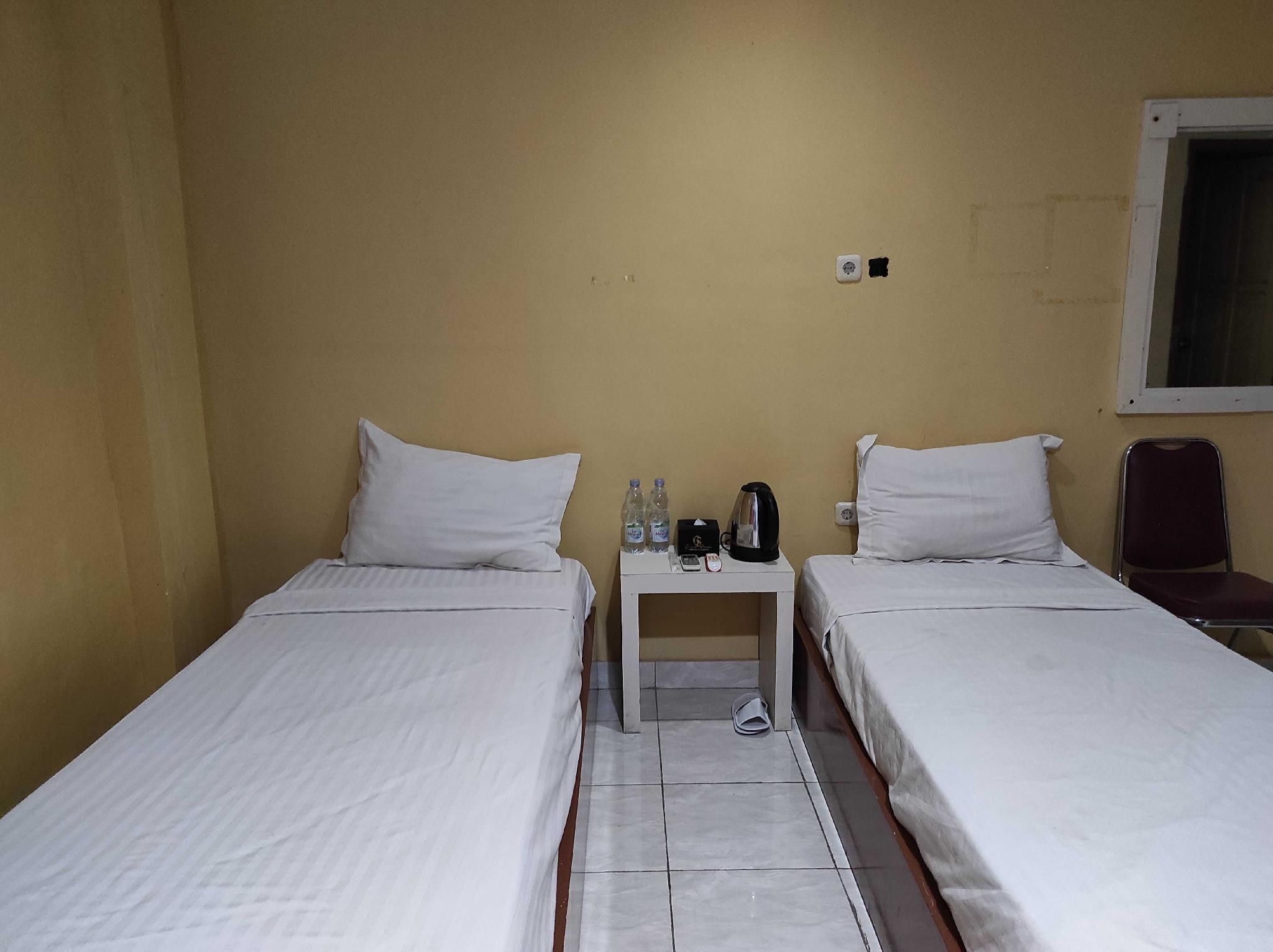 Hotel O Wisma Syariah Lahundape Standard Twin Room 3