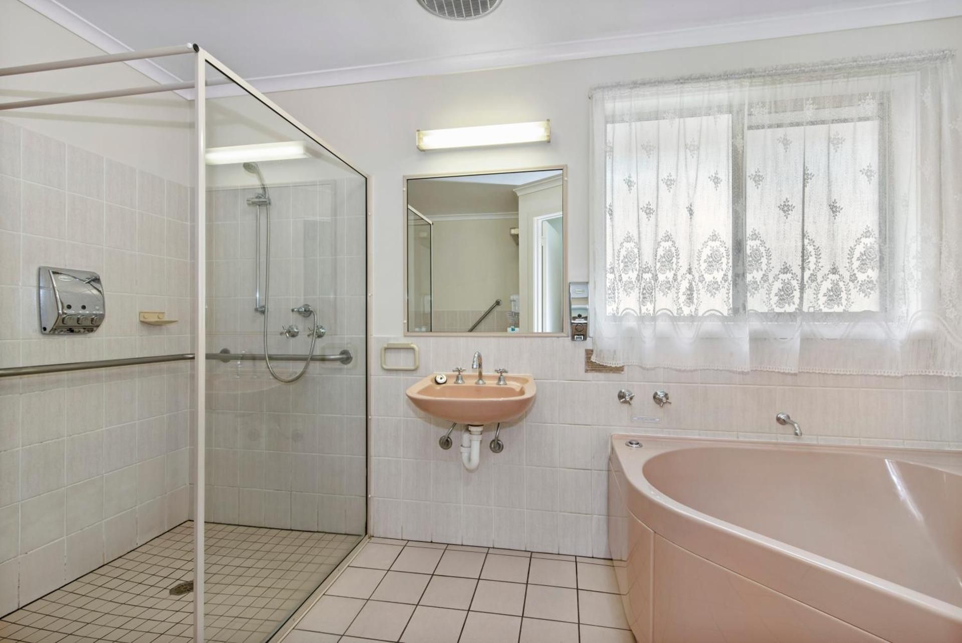 Bendigo Golden Square Motor Inn  Standard Queen Room - Disability Access 3