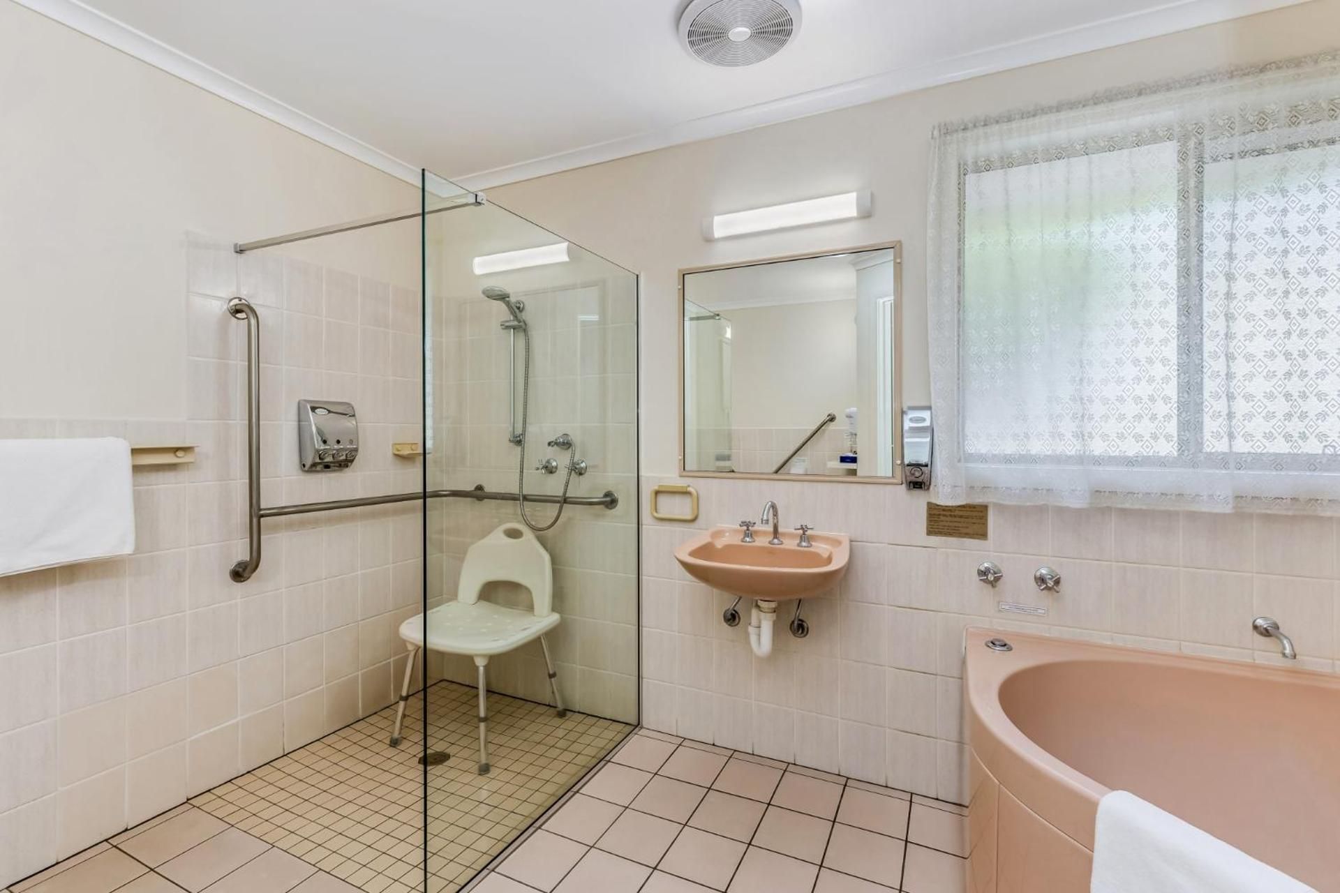 Bendigo Golden Square Motor Inn  Standard Queen Room - Disability Access 2