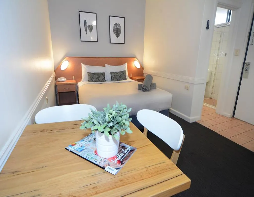 Barclay On View Standard Queen Room