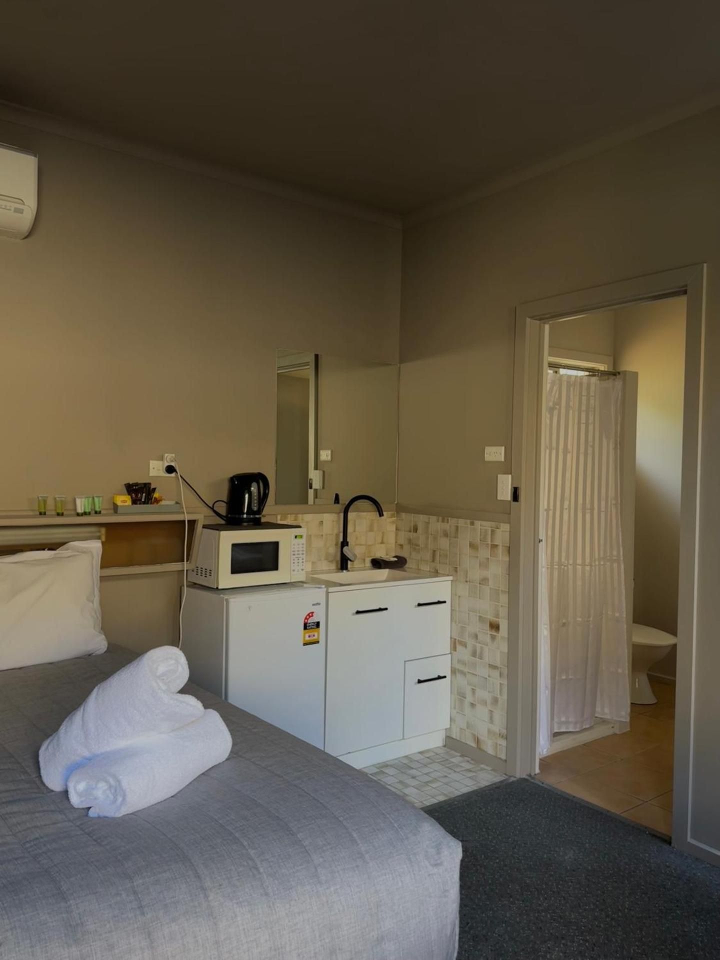 Twin room, 1 queen & 1 single bed