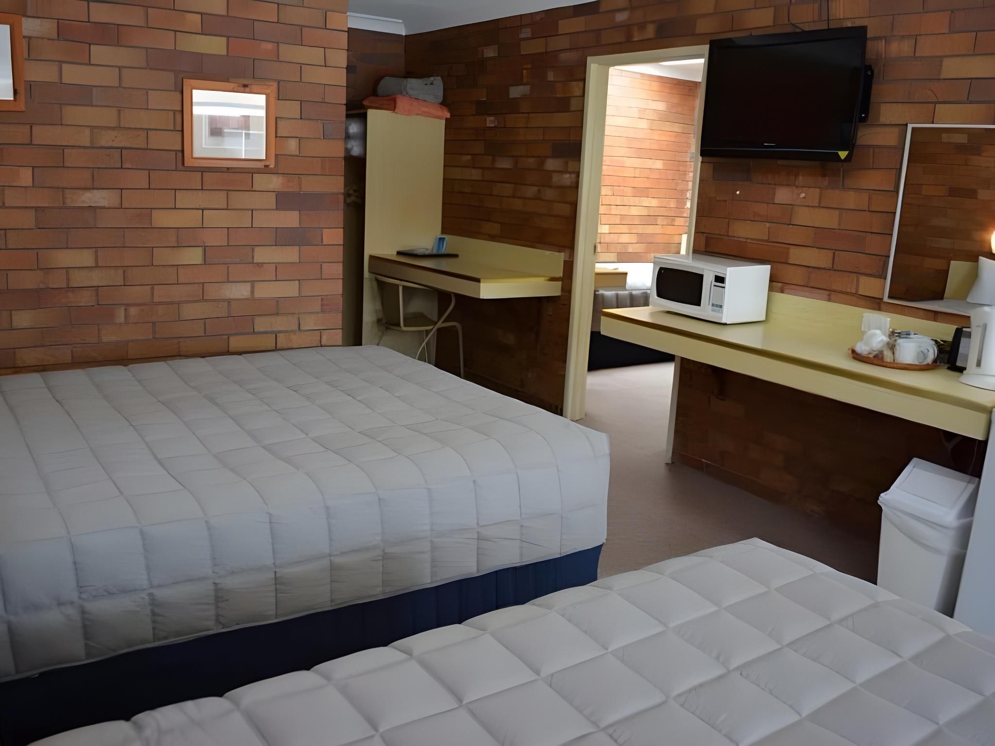 Peter Allen Motor Inn Family Room 3