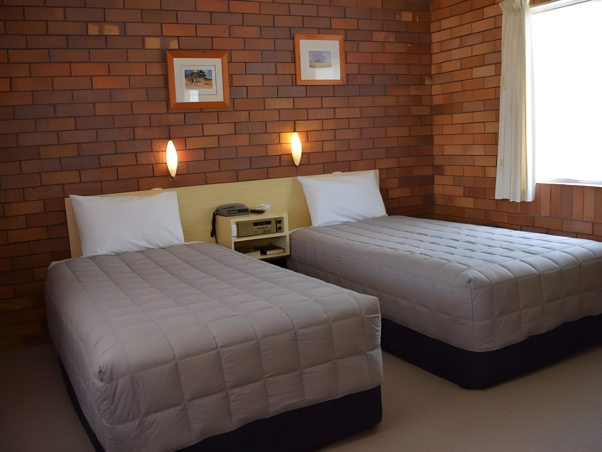 Peter Allen Motor Inn Family Room 2