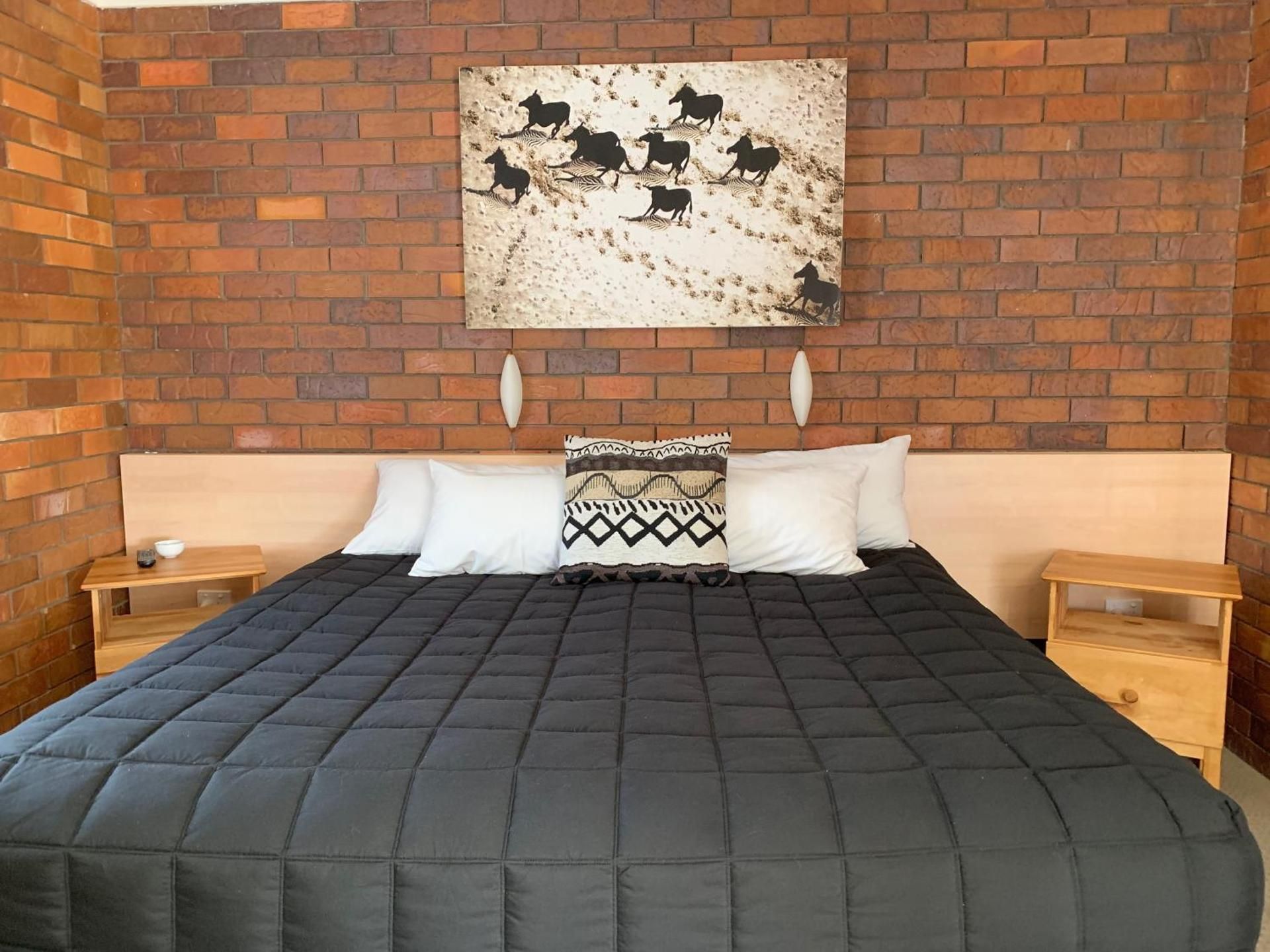 Peter Allen Motor Inn King Room