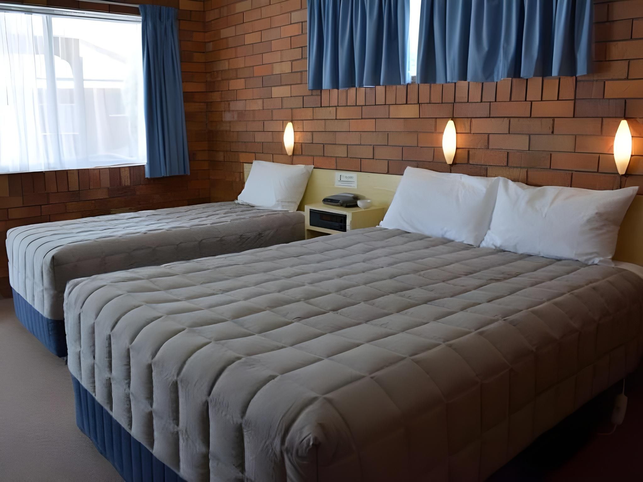 Peter Allen Motor Inn Family Room