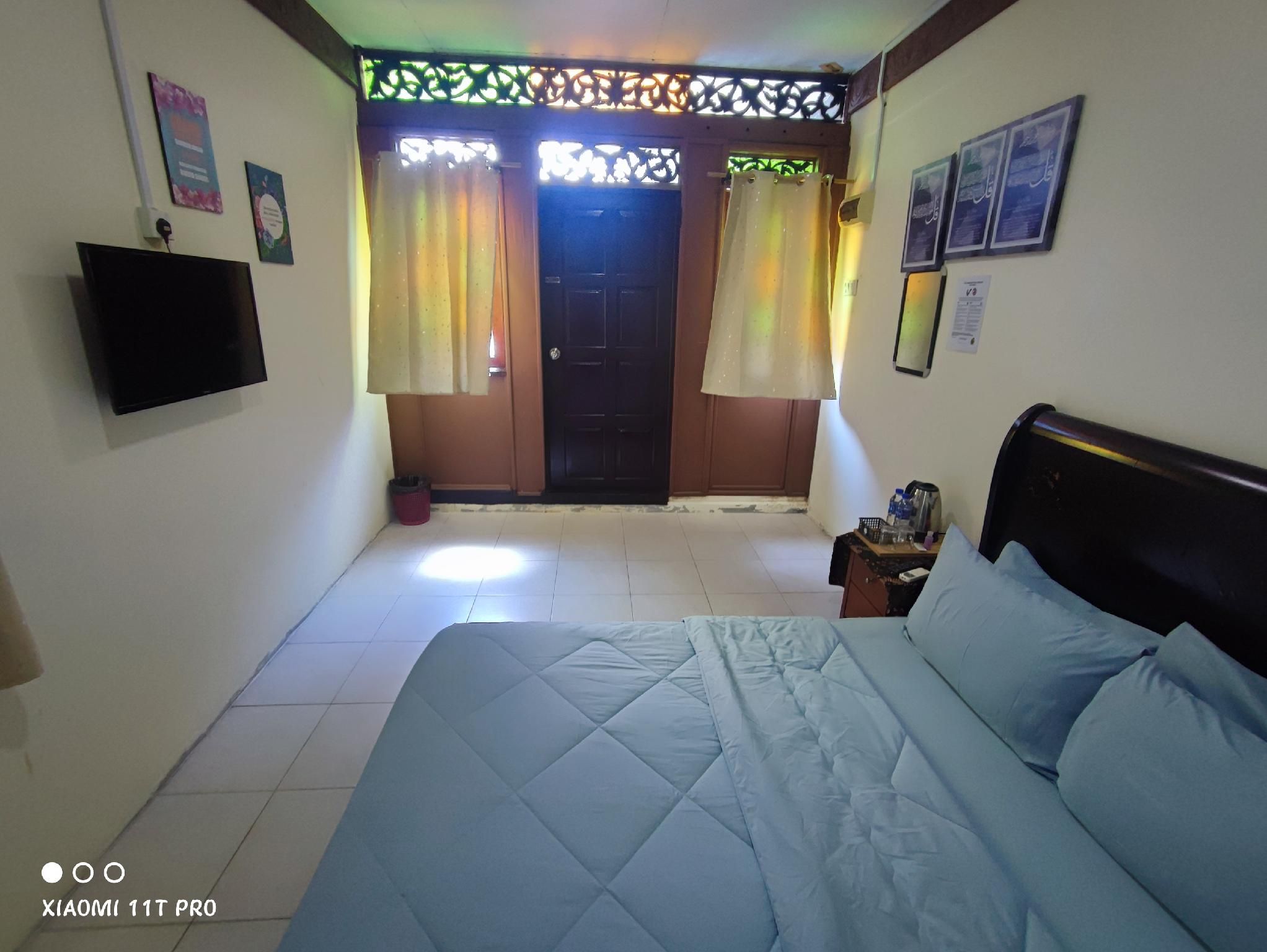 MUOR VILLAGE HOTEL Queen Room with Shared Bathroom