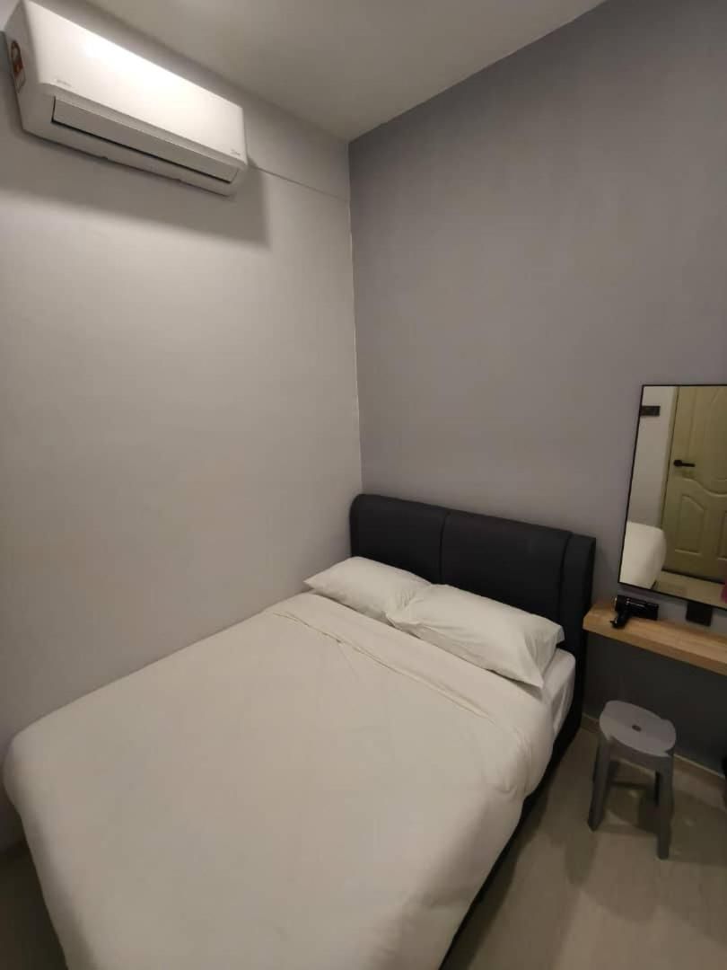 ROOM 2 U Hostel & Guest House  Double Room with Shared Toilet