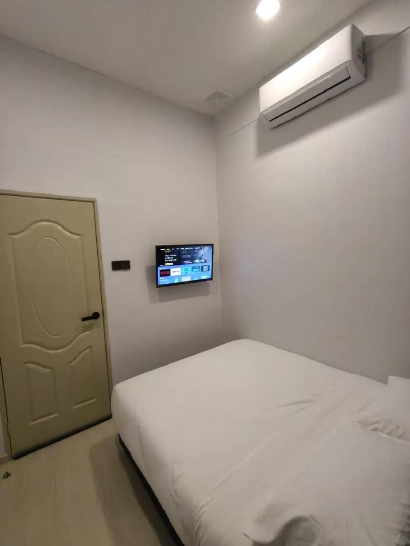 ROOM 2 U Hostel & Guest House  Double Room with Shared Toilet 3