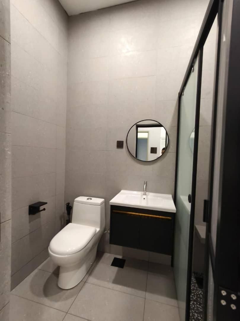 ROOM 2 U Hostel & Guest House  Quadruple Room with Private Bathroom 3