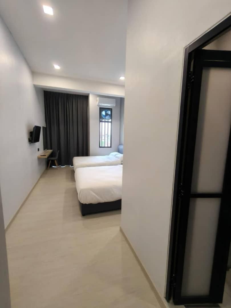 ROOM 2 U Hostel & Guest House  Quadruple Room with Private Bathroom 2