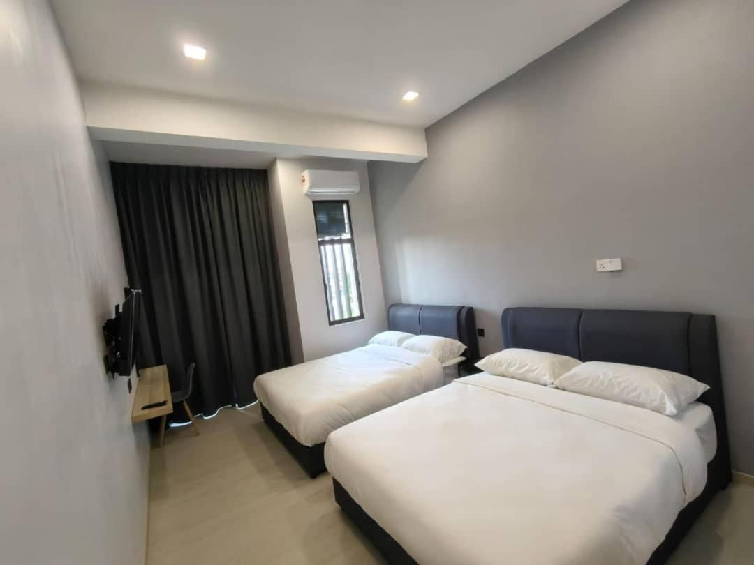 ROOM 2 U Hostel & Guest House  Quadruple Room with Private Bathroom