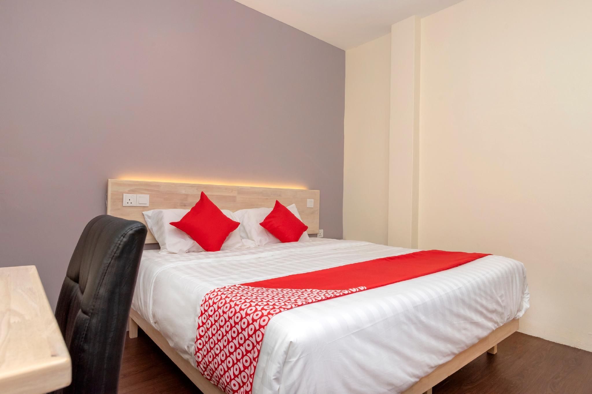 OYO 778 Bmw 2 Hotel Deluxe King Room 2