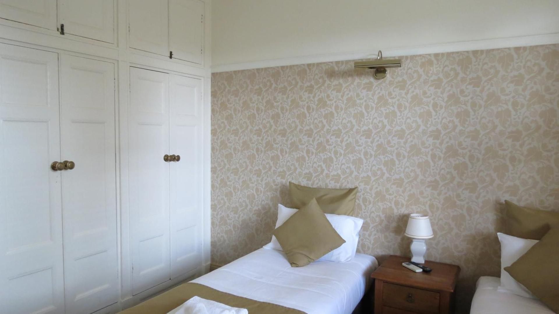 Economy Twin Room with Shared Bathroom
