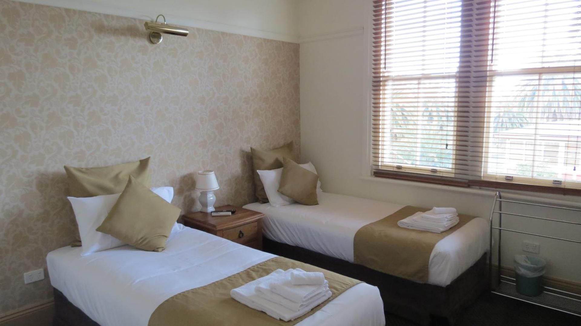 Economy Twin Room with Shared Bathroom
