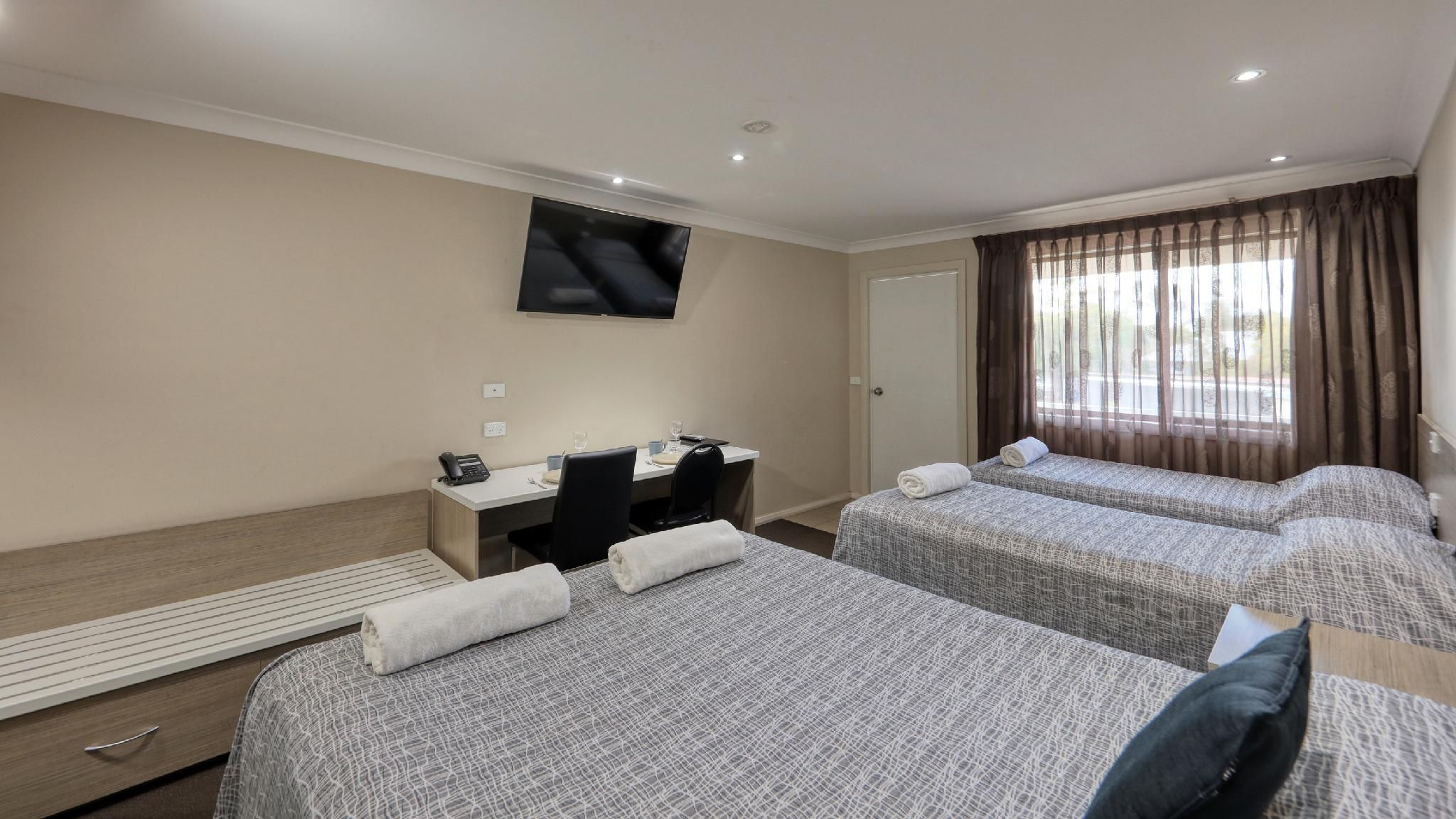 Countryman Motor Inn Deluxe Family Room 2