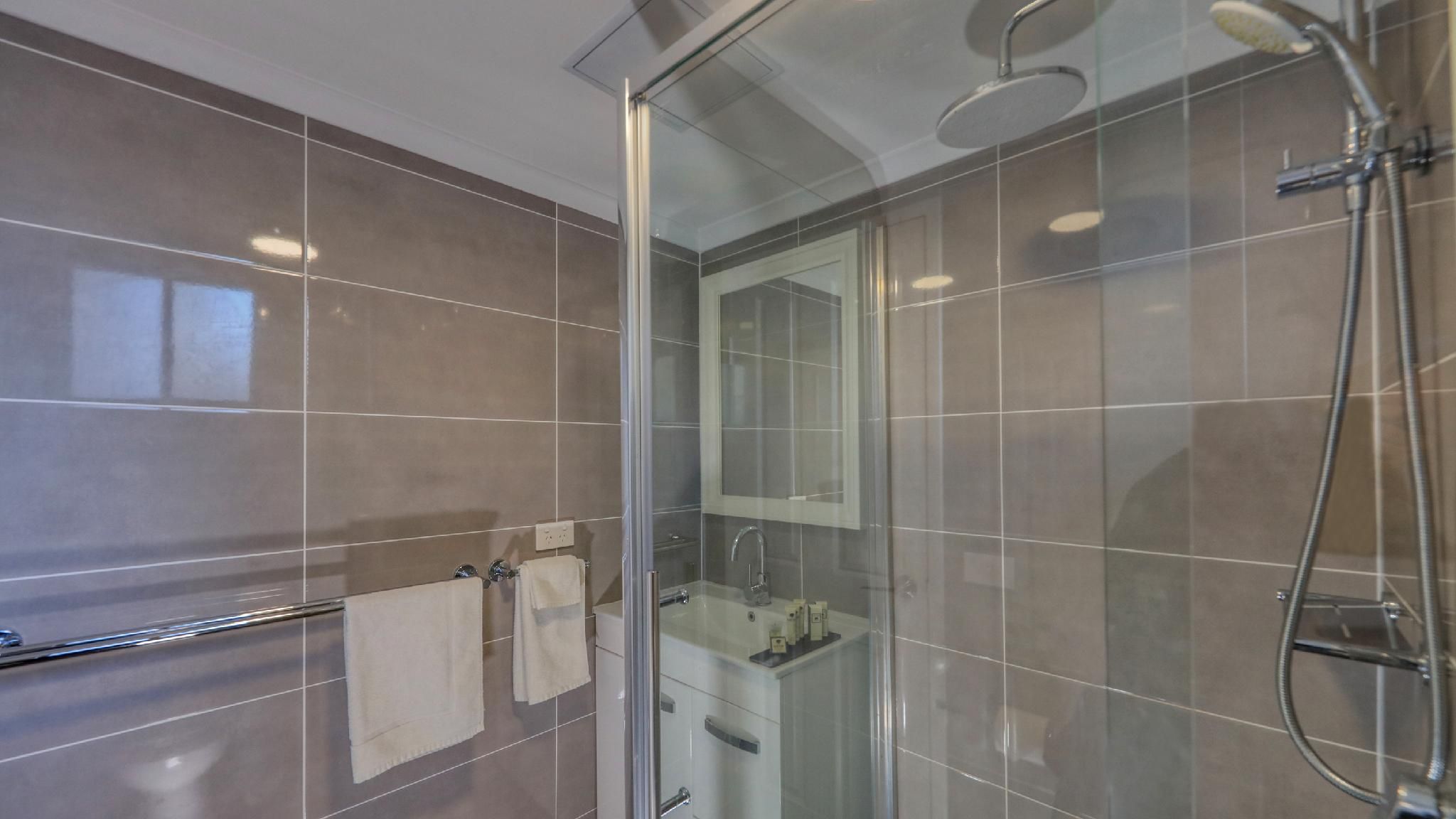 Countryman Motor Inn Deluxe King Room 2