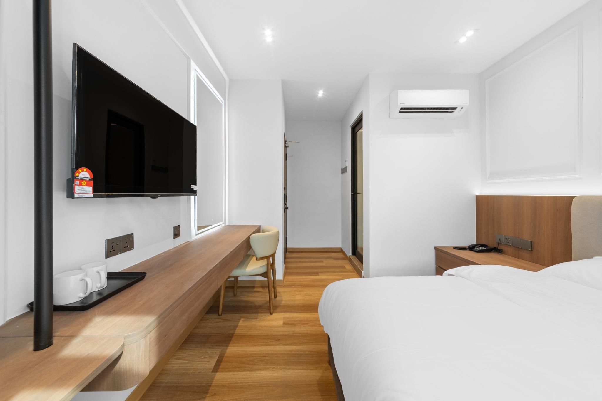 Standard Queen Room with Window