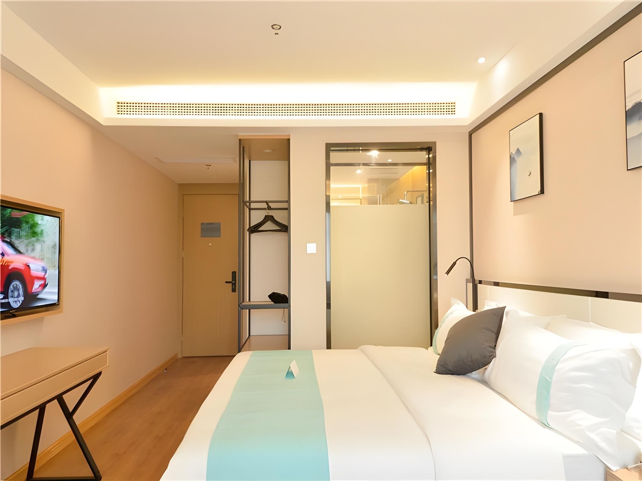 Xana - Bed Room With View