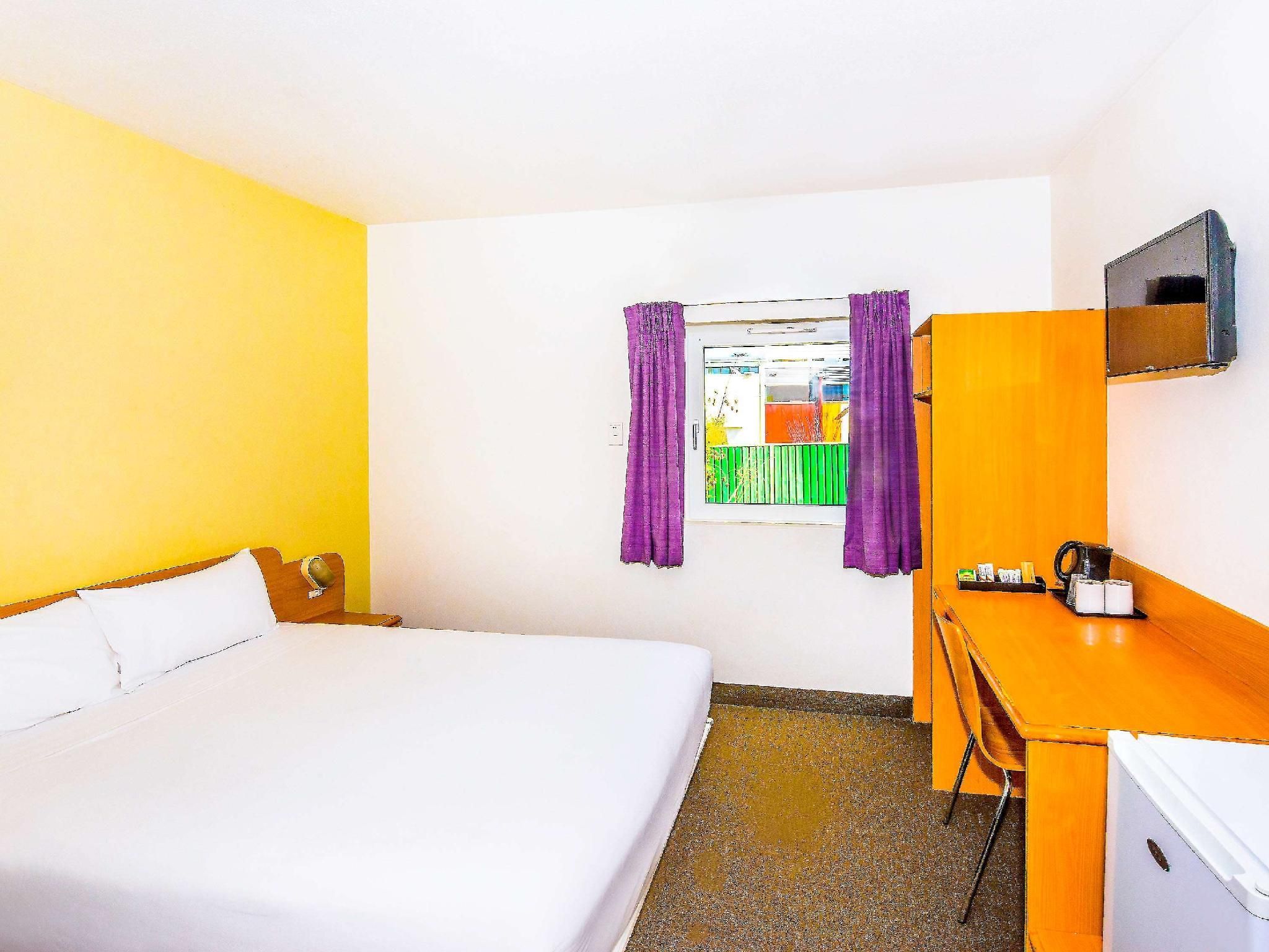 1 Queen Bed
