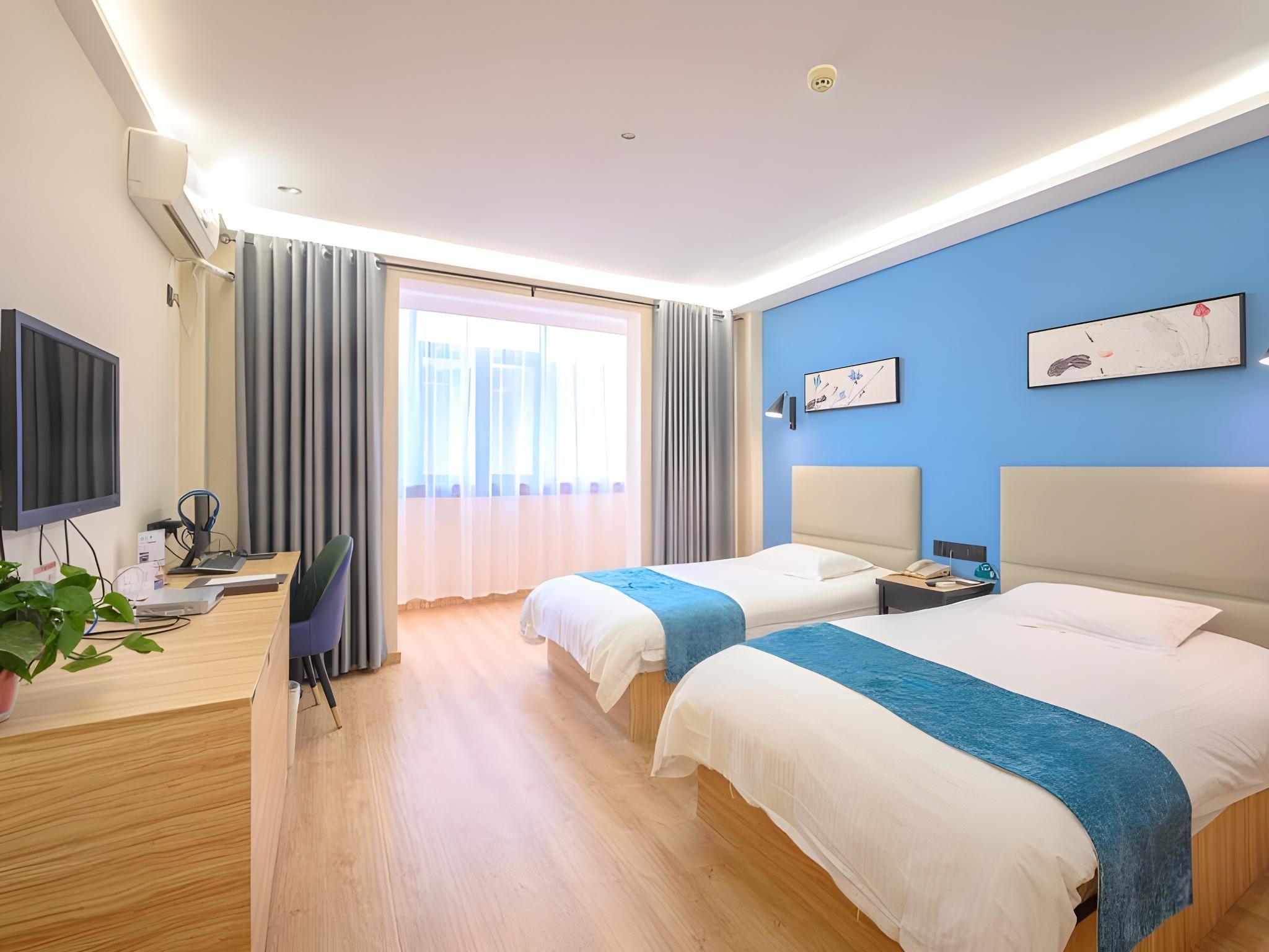 GTI - Twin Room with Small Window
