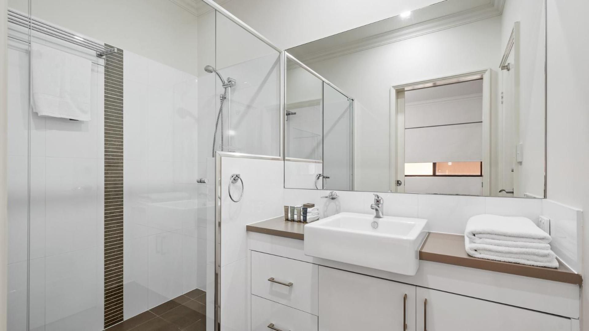 One-Bedroom Apartment with Marina View