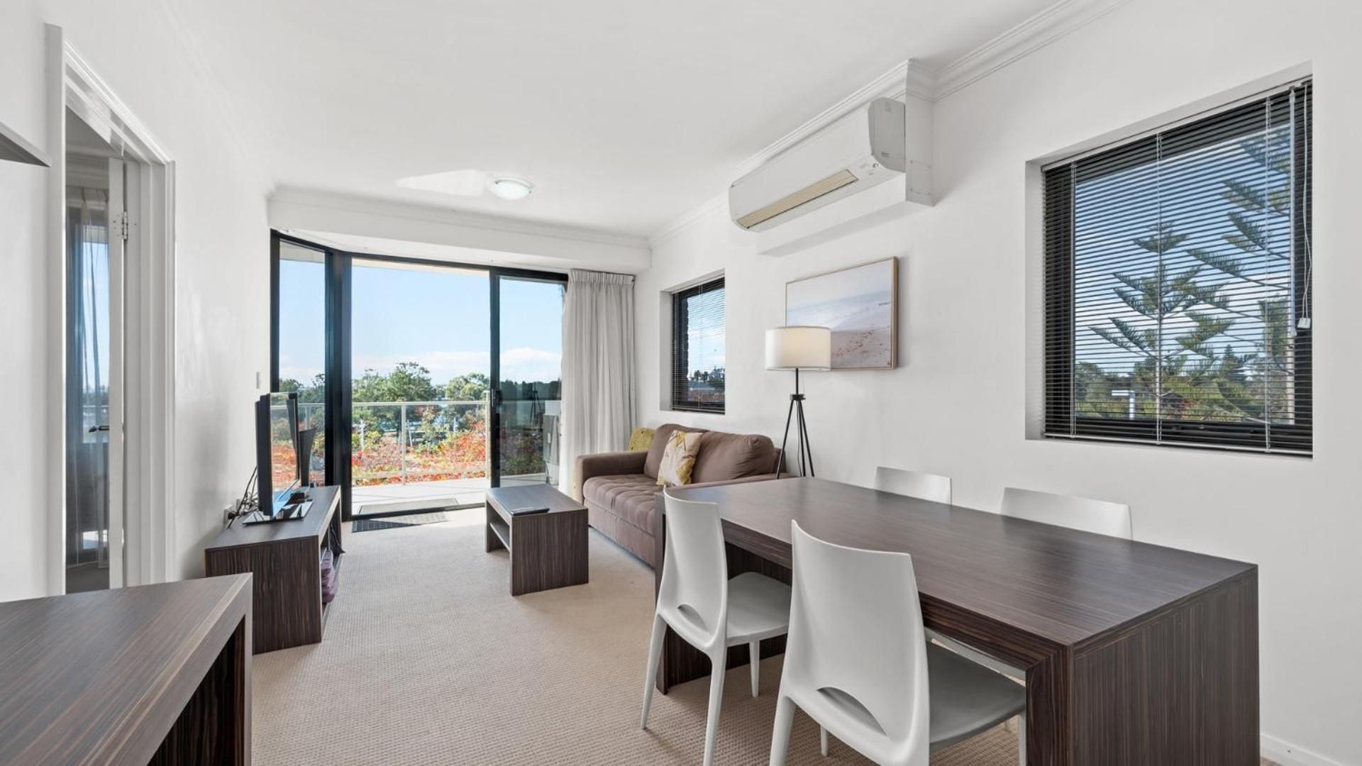 One-Bedroom Apartment with Marina View