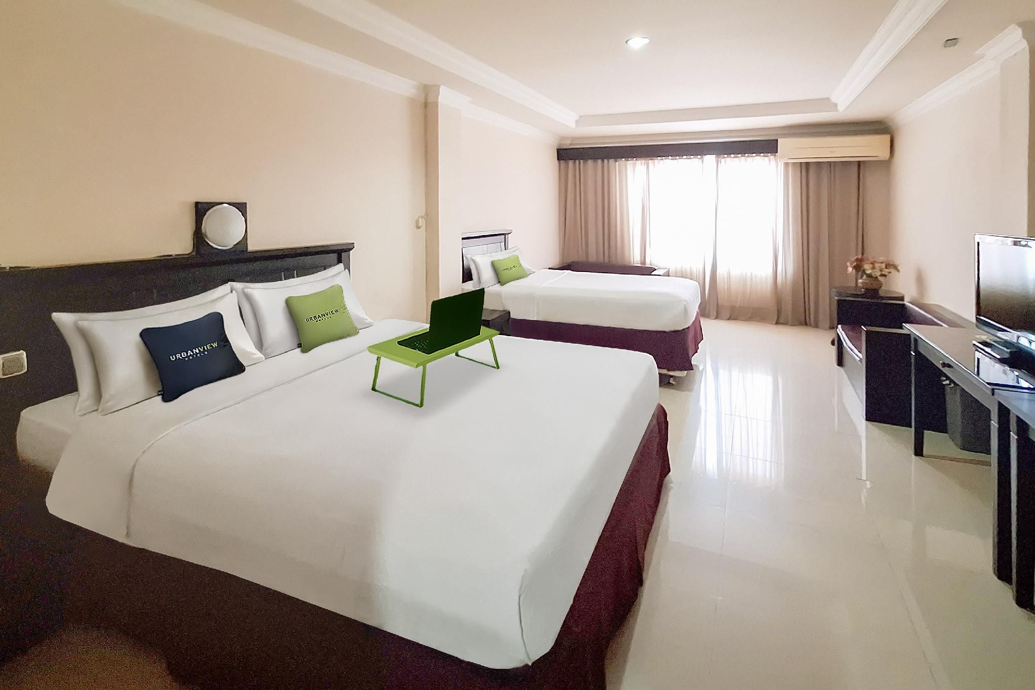 Urbanview Hotel Surya Kahayan Palangkaraya by RedDoorz Family Room with King Bed