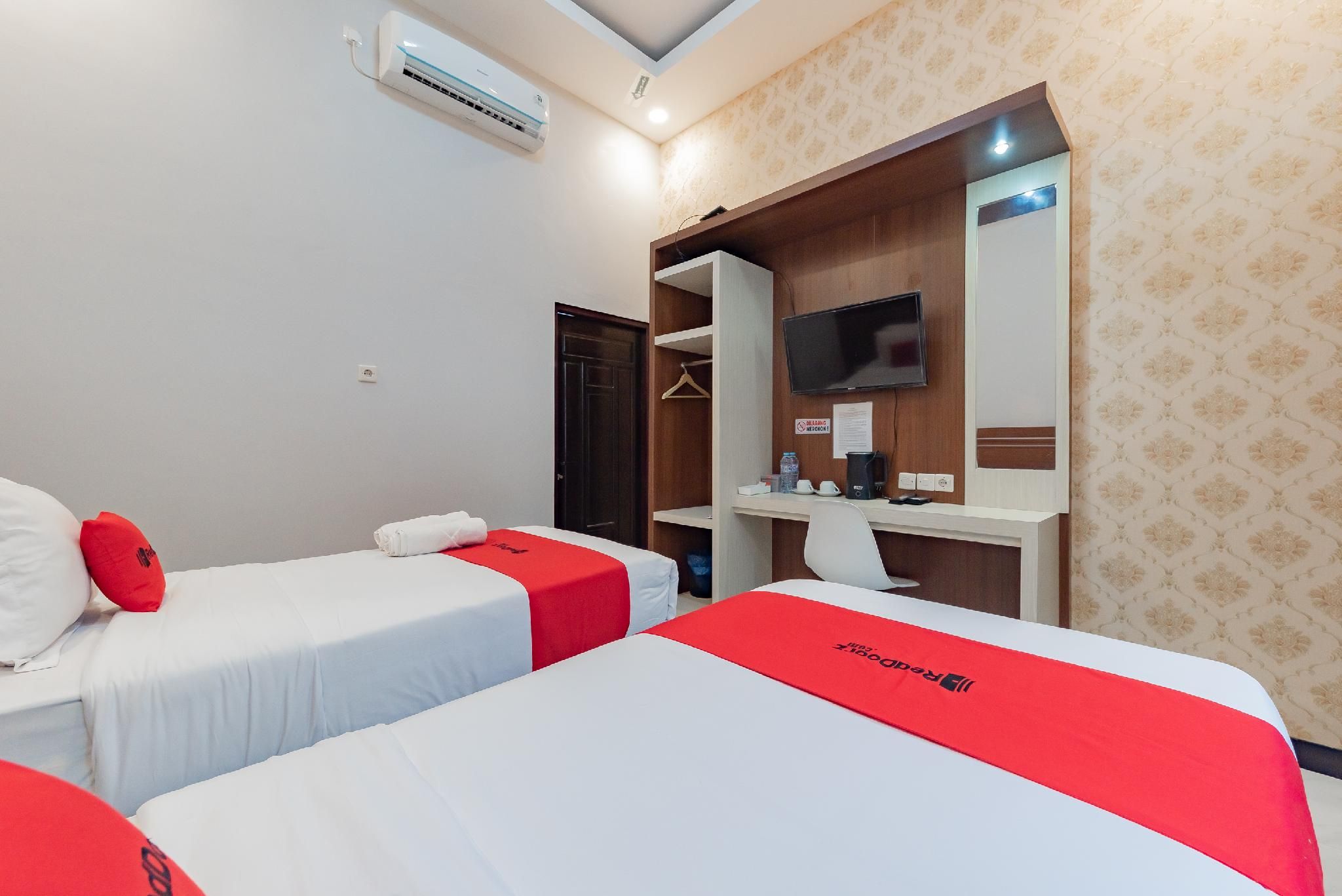 RedDoorz Plus @ Orange Diponogoro Palangkaraya Twin Room 3