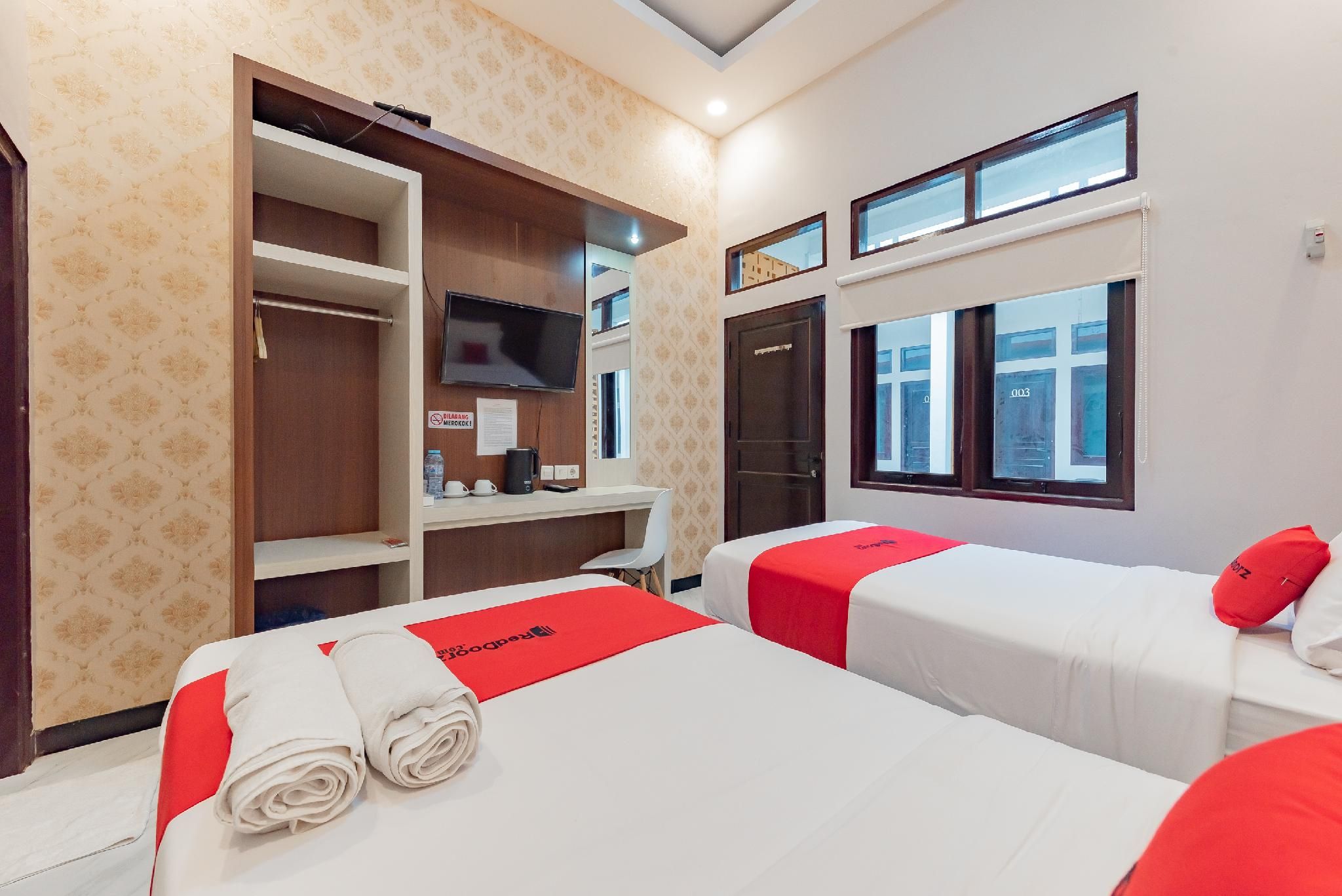 RedDoorz Plus @ Orange Diponogoro Palangkaraya Twin Room 2