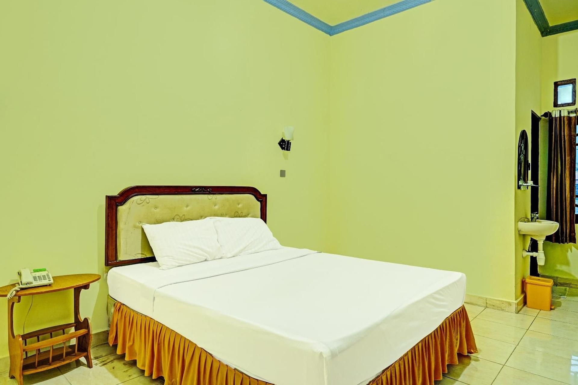 OYO 91973 Green Hotel Near Polsek Sabangau Standard Double Room