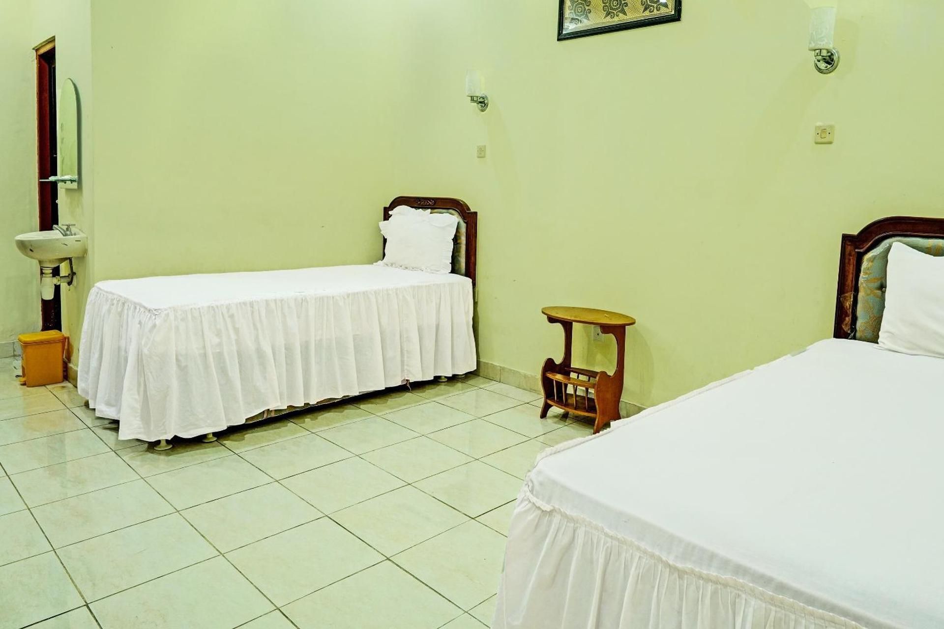 OYO 91973 Green Hotel Near Polsek Sabangau Standard Twin