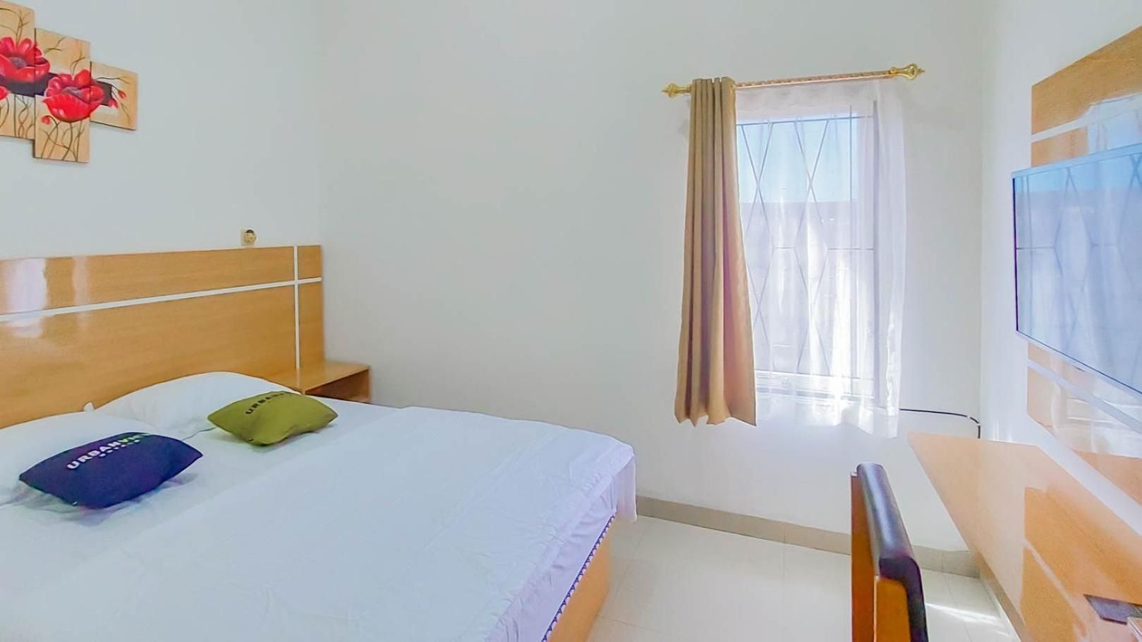 Urbanview Hotel Bundaran Besar Palangkaraya by RedDoorz Economy Double Room