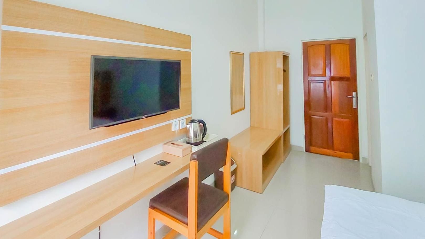 Urbanview Hotel Bundaran Besar Palangkaraya by RedDoorz Economy Double Room 3