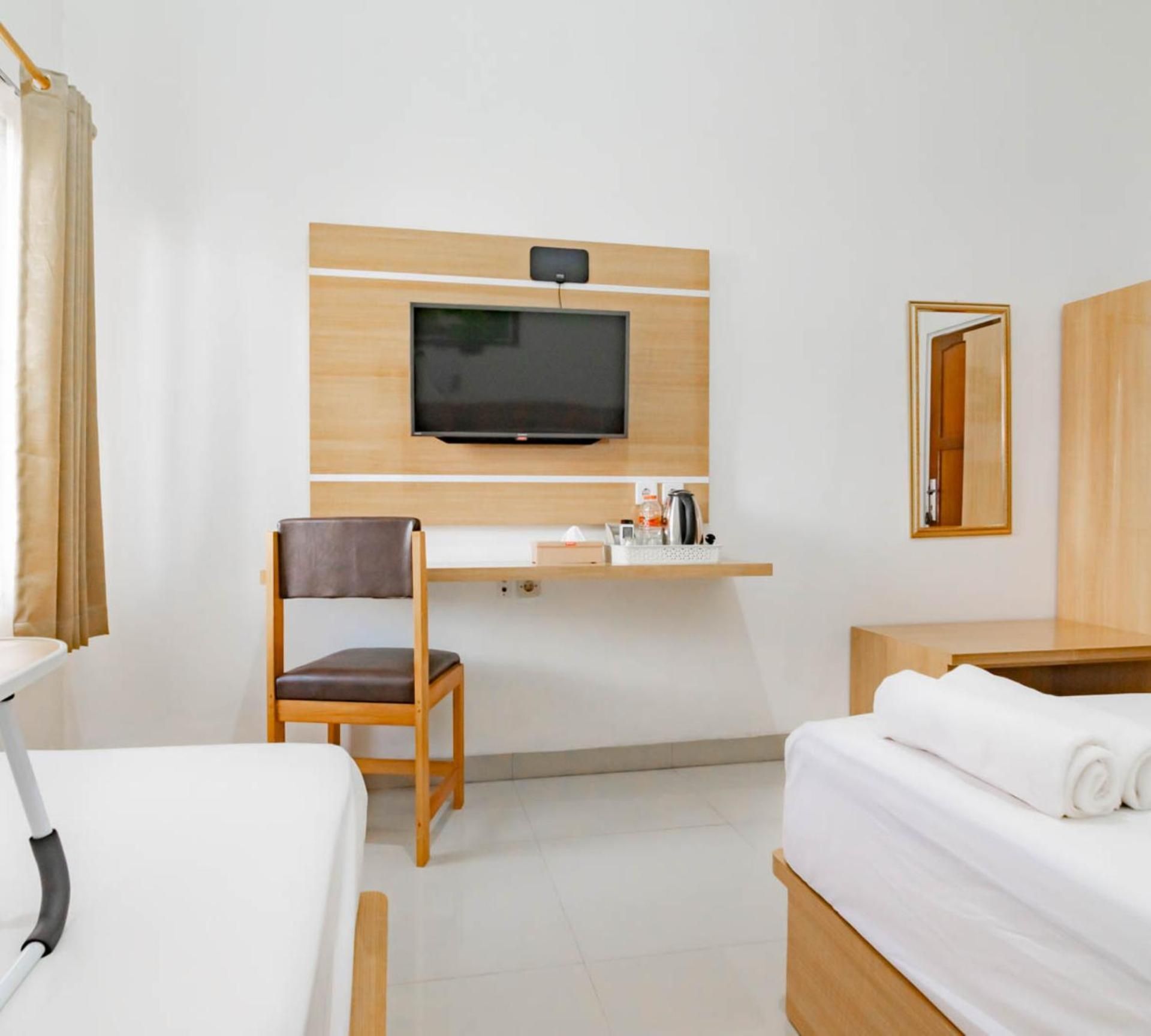 Urbanview Hotel Bundaran Besar Palangkaraya by RedDoorz Superior Room