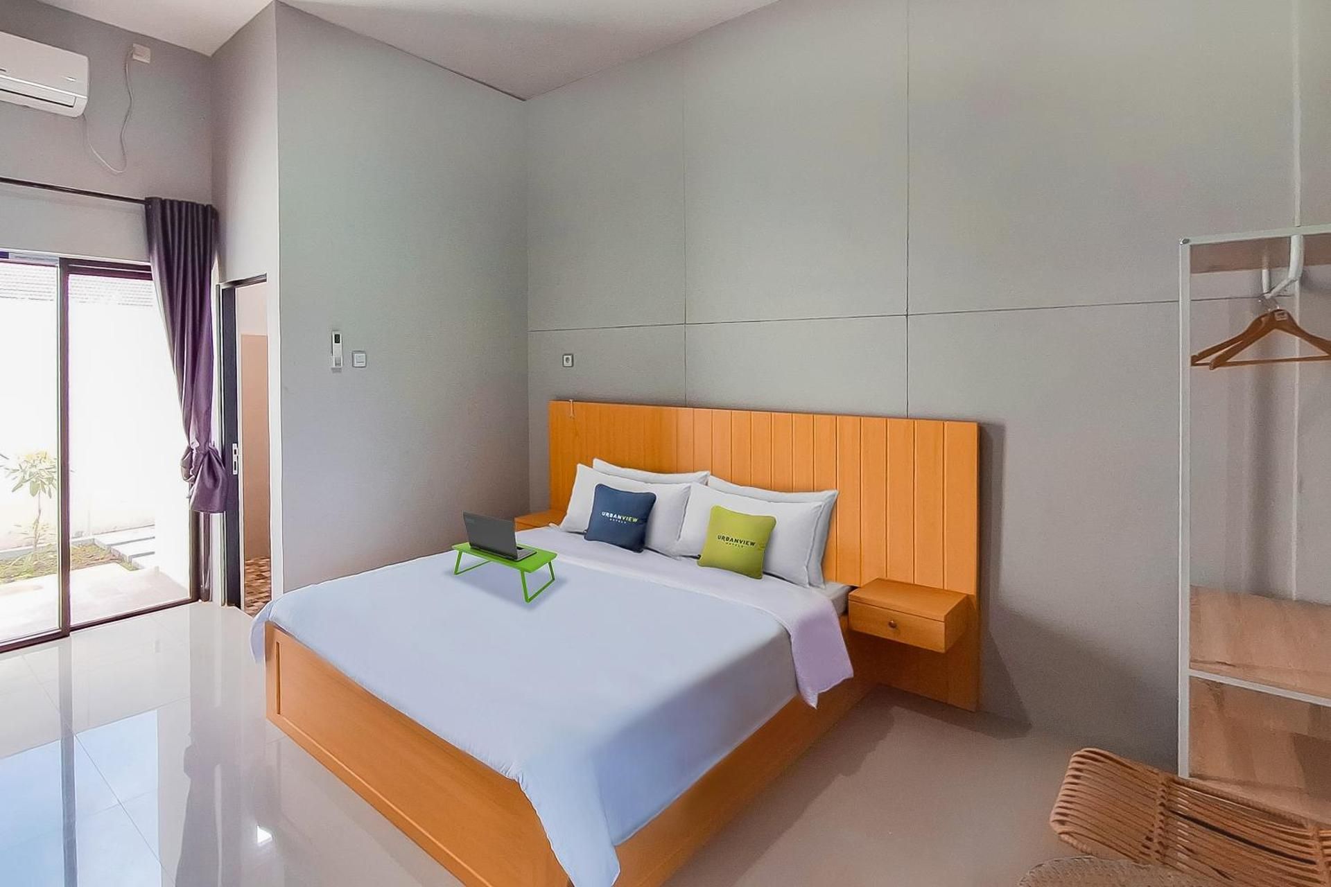 Urbanview Hotel Griya Menteng Palangkaraya by RedDoorz Superior Room