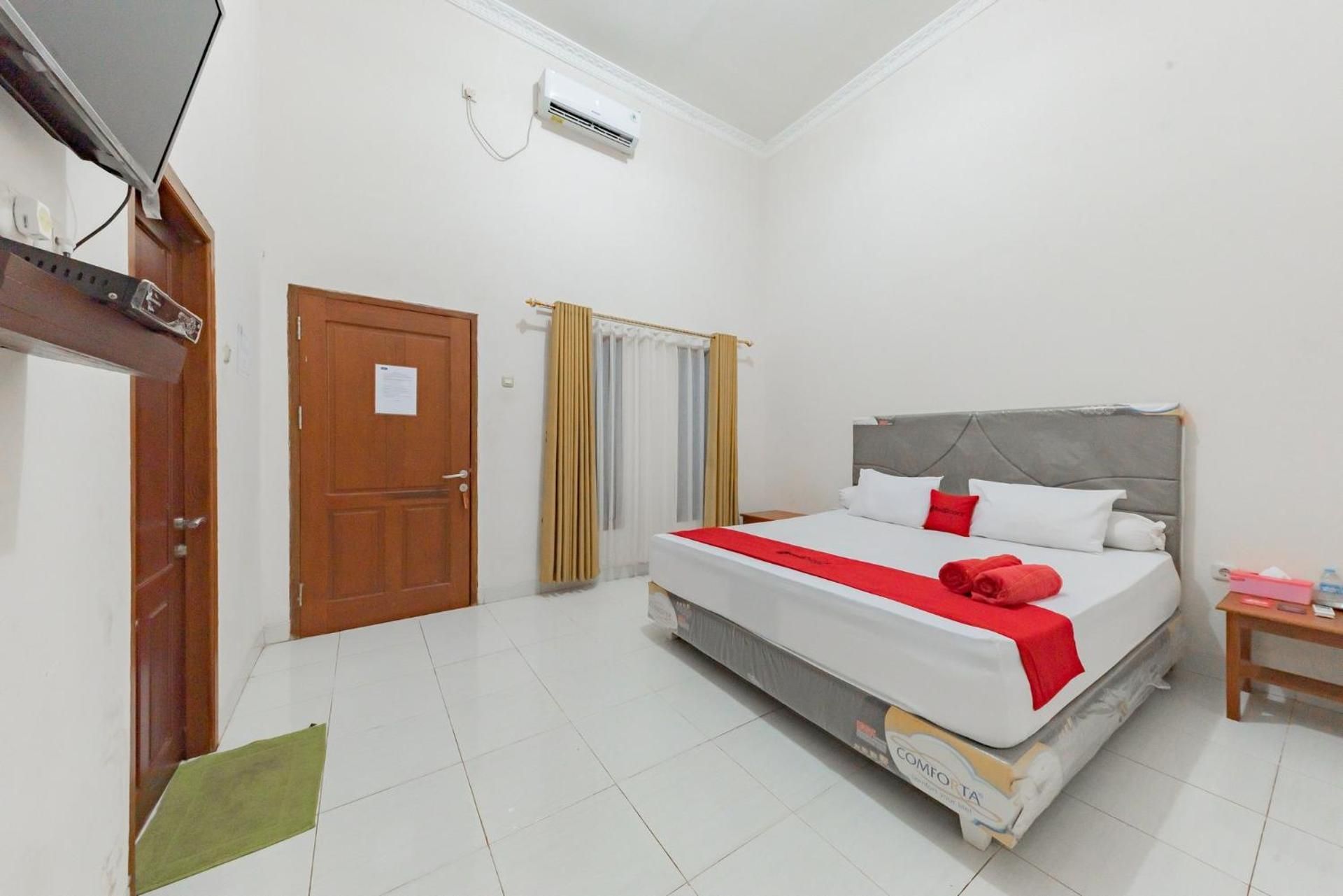 RedDoorz near GOR Parenggean RedDoorz Room