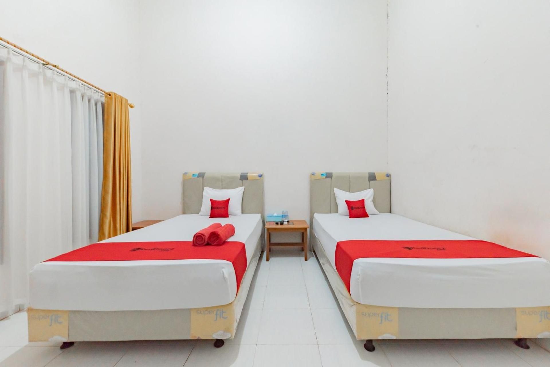 RedDoorz near GOR Parenggean Twin Room 2