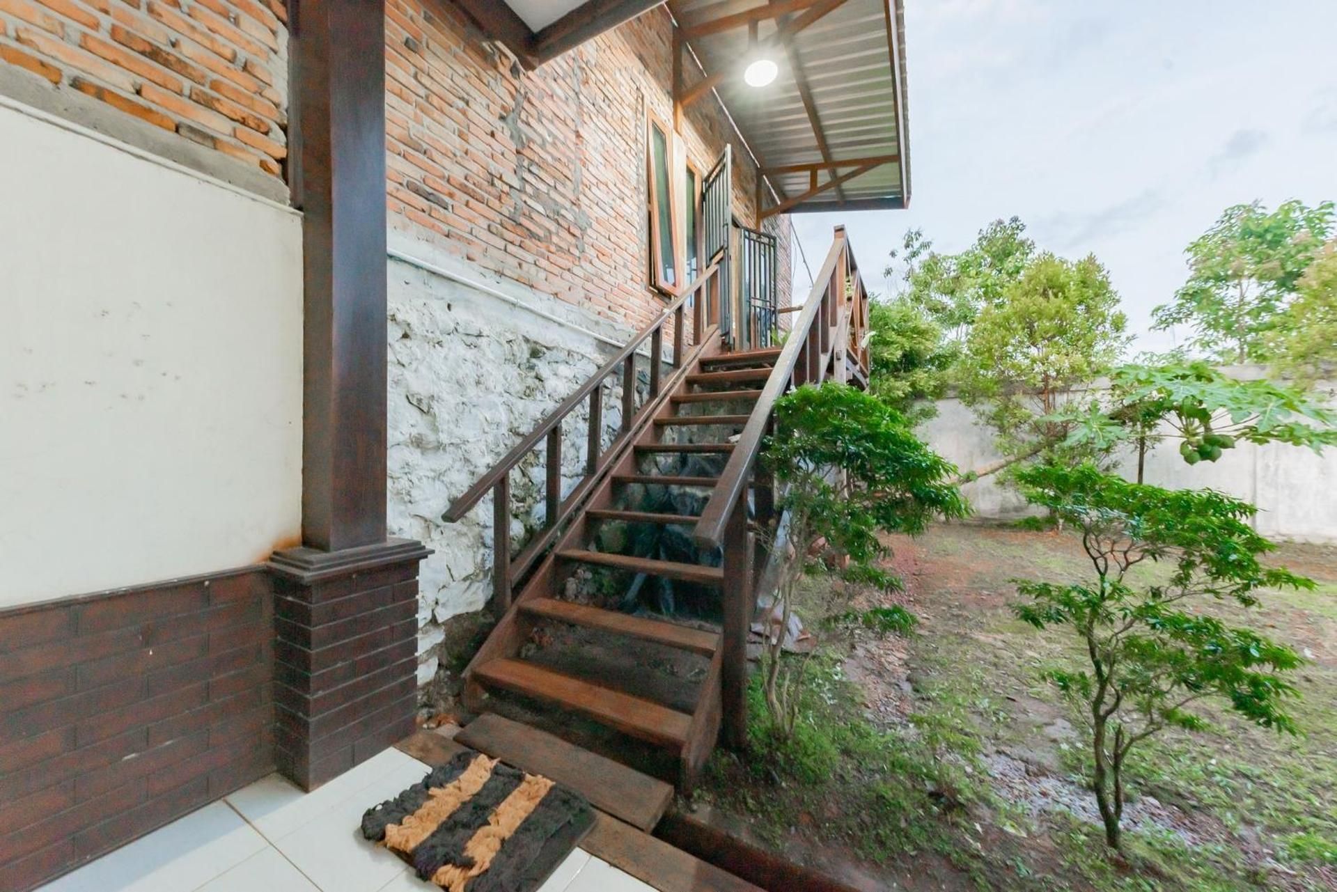 RedDoorz near GOR Parenggean