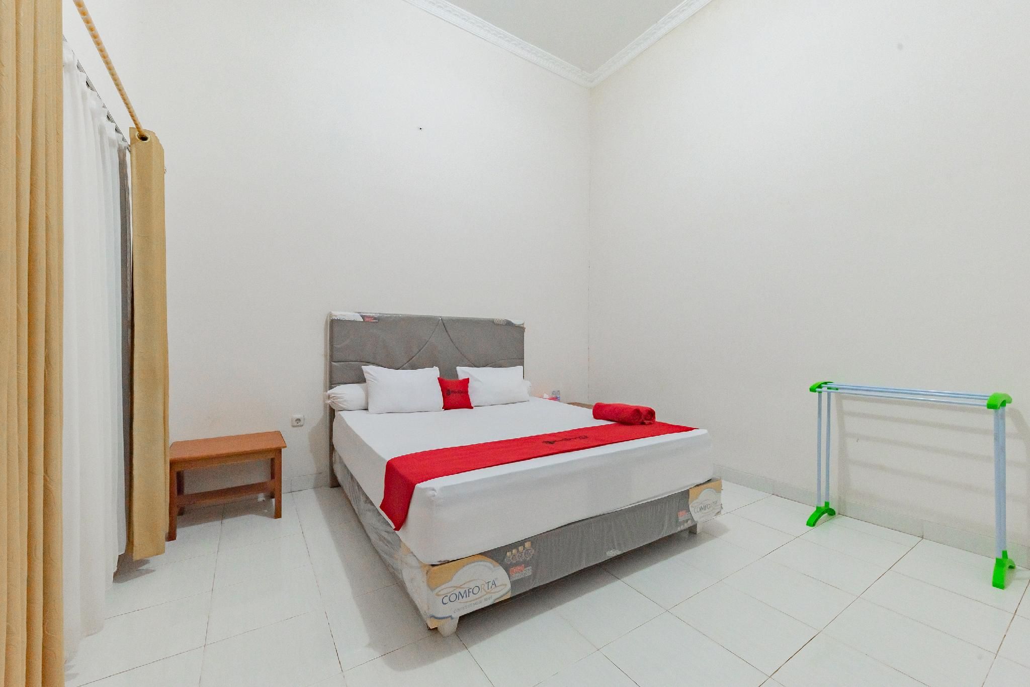 RedDoorz near GOR Parenggean Promotion Room