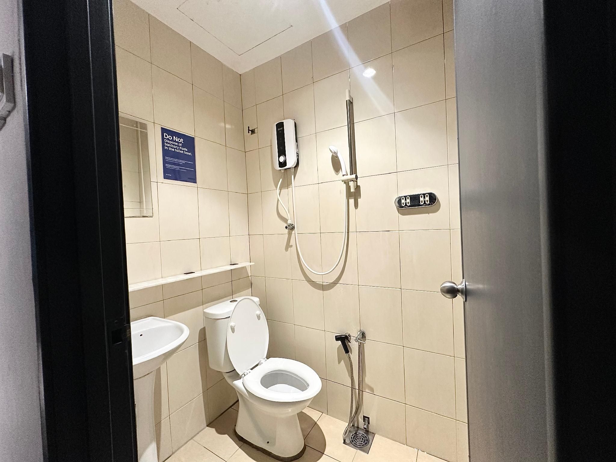 Hashtag Hotel Twin Room with Window 3